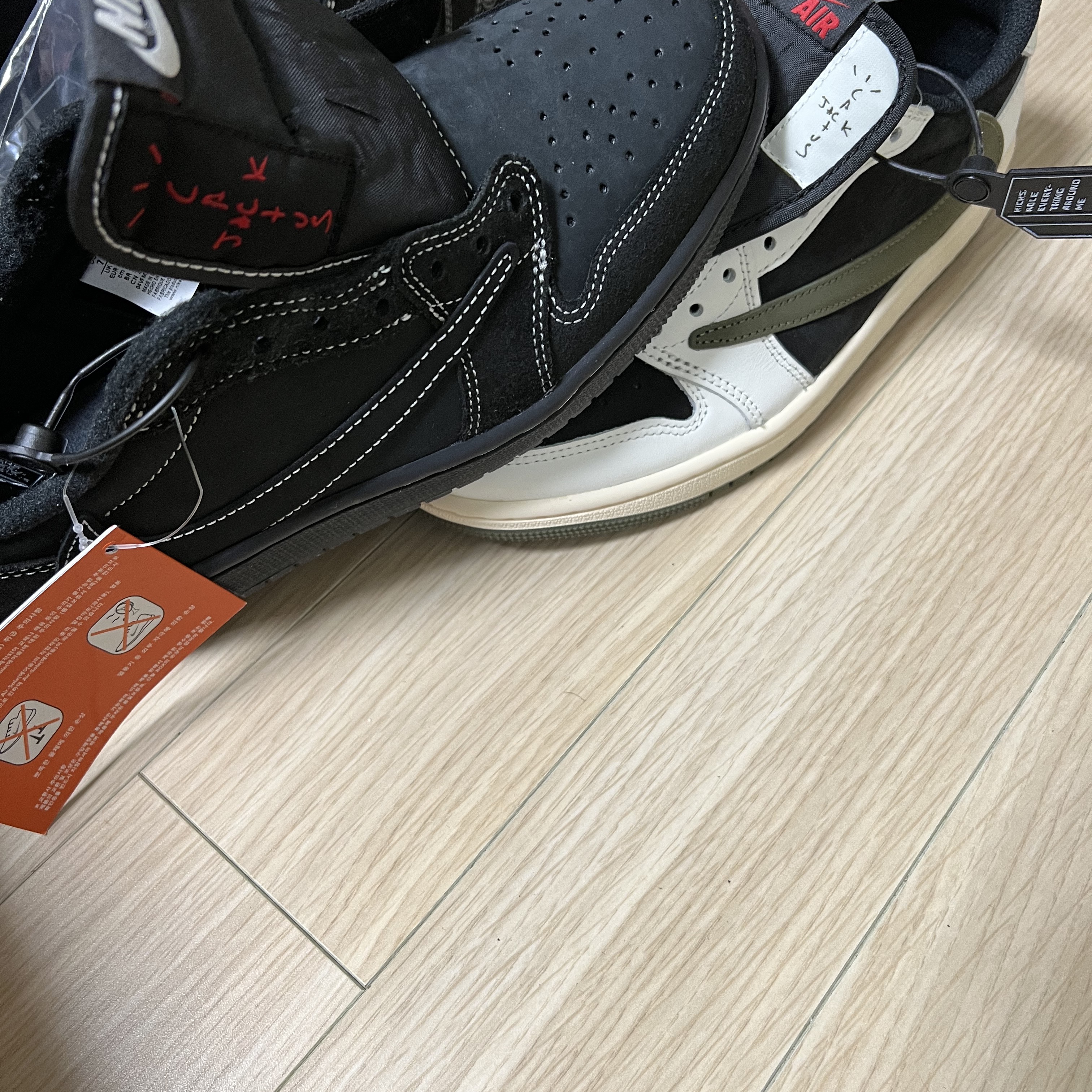 Jordan 1 x Travis Scott Retro Low OG SP Black Phantom 착용 스타일