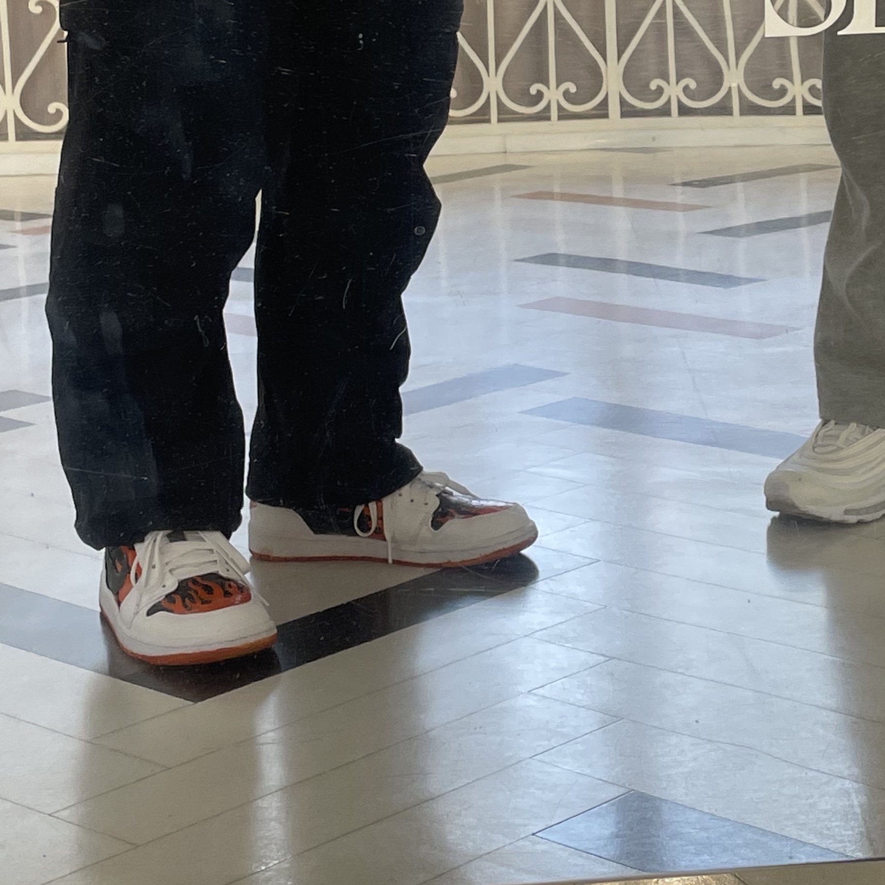 Jordan 1 Low Triple White 착용 스타일 - 5