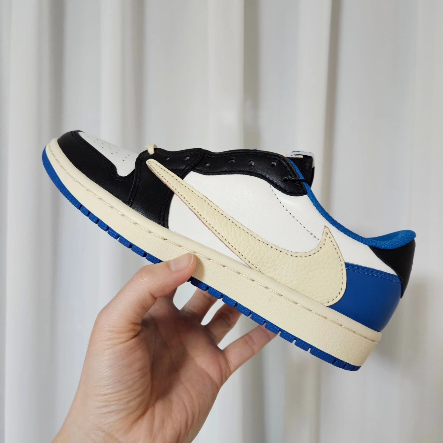 Jordan 1 x Travis Scott x Fragment Retro Low OG SP Military Blue 착용 스타일 - 1