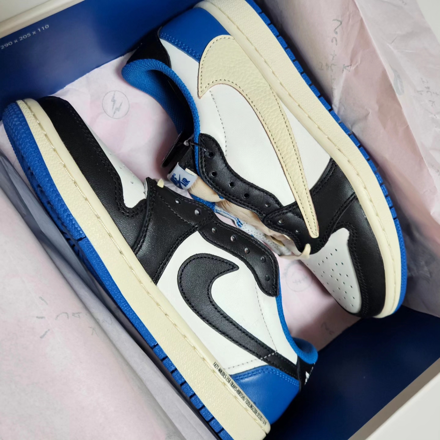 Jordan 1 x Travis Scott x Fragment Retro Low OG SP Military Blue 착용 스타일 - 3
