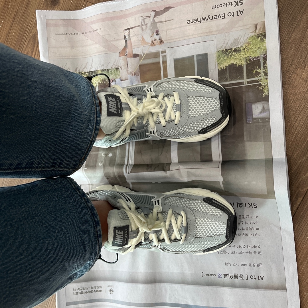 (W) Nike Zoom Vomero 5 Pure Platinum Metallic Silver 착용 스타일 - 2