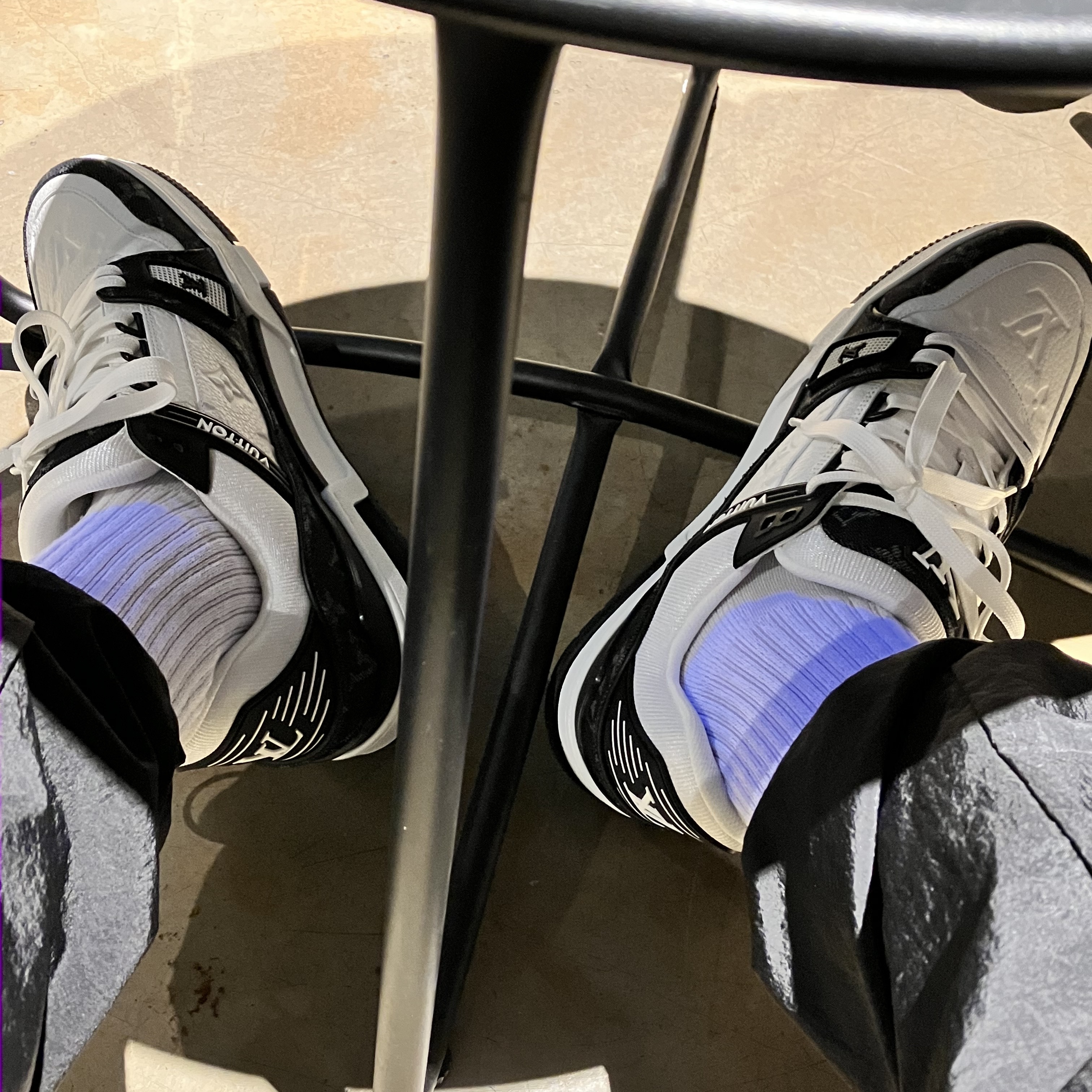 Louis Vuitton LV Trainer Sneakers Monogram Denim Black 착용 스타일