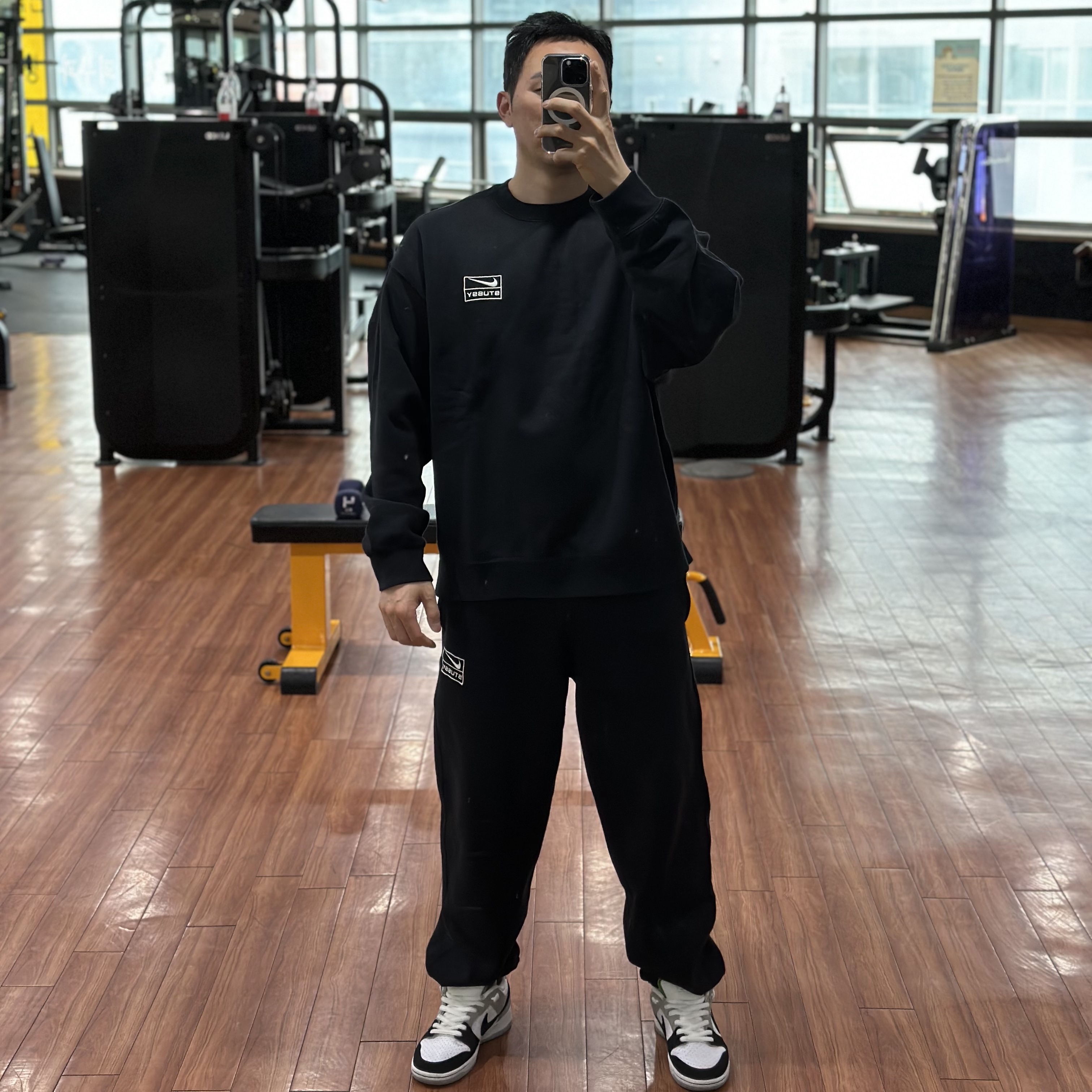 Nike x Stussy NRG Washed Fleece Crewneck Black (DO5310-010), Nike x Stussy NRG Washed Fleece Pants Black (DO5296-010) 착용 스타일 - 2