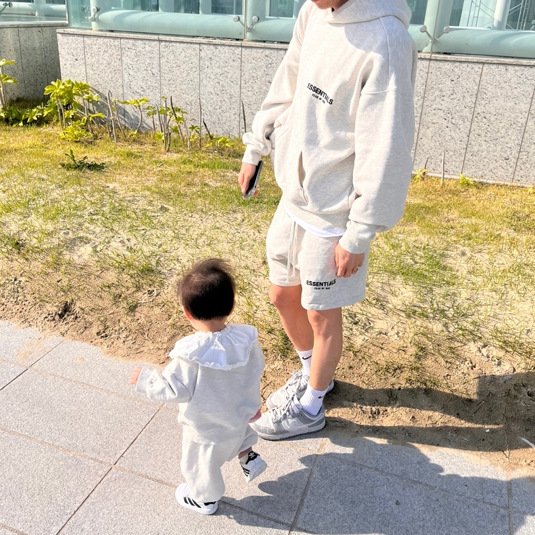 Essentials The Core Collection Hoodie Light Oatmeal, Essentials The Core Collection Sweatshorts Light Oatmeal 착용 스타일