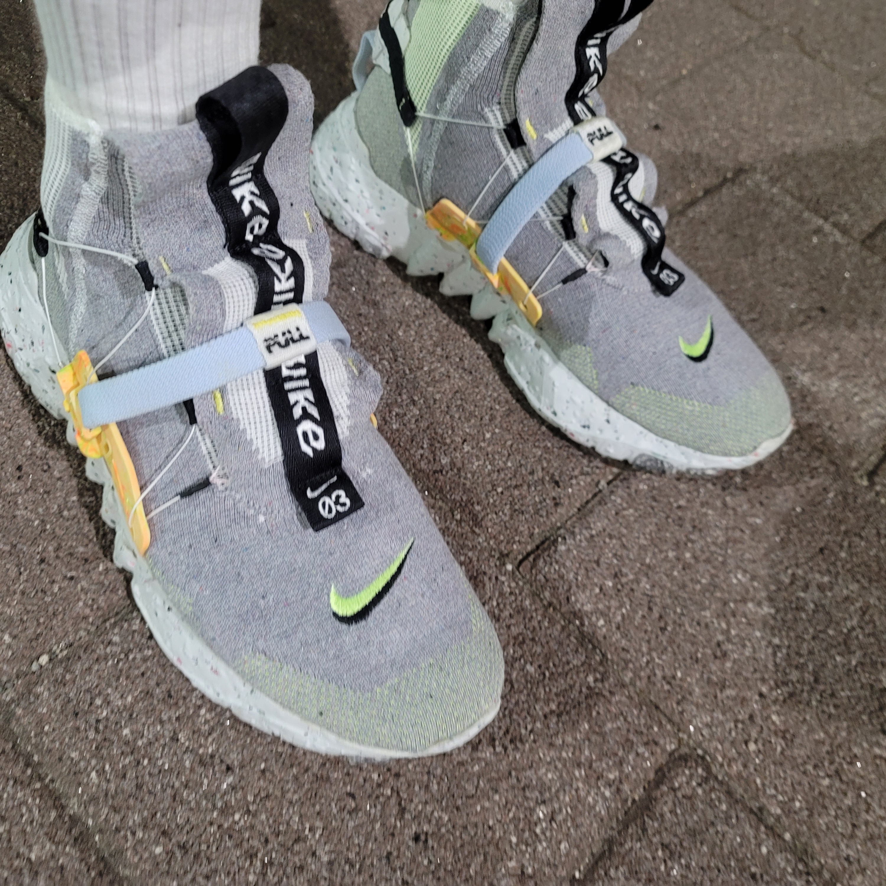Nike Space Hippie 03 Volt 착용 스타일 - 1