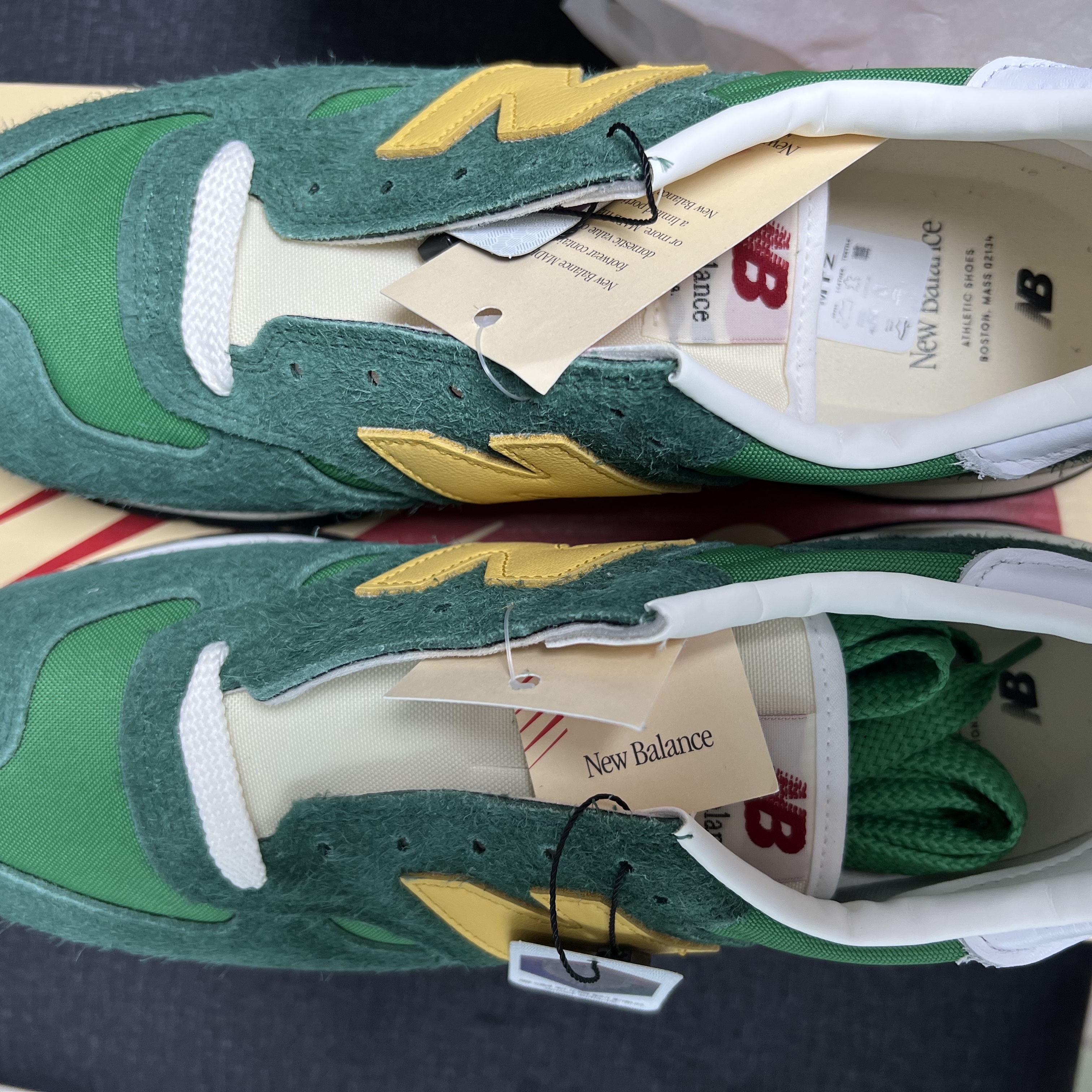뉴발란스 990v1 메이드 인 USA 그린 골드 착용 스타일 - 1