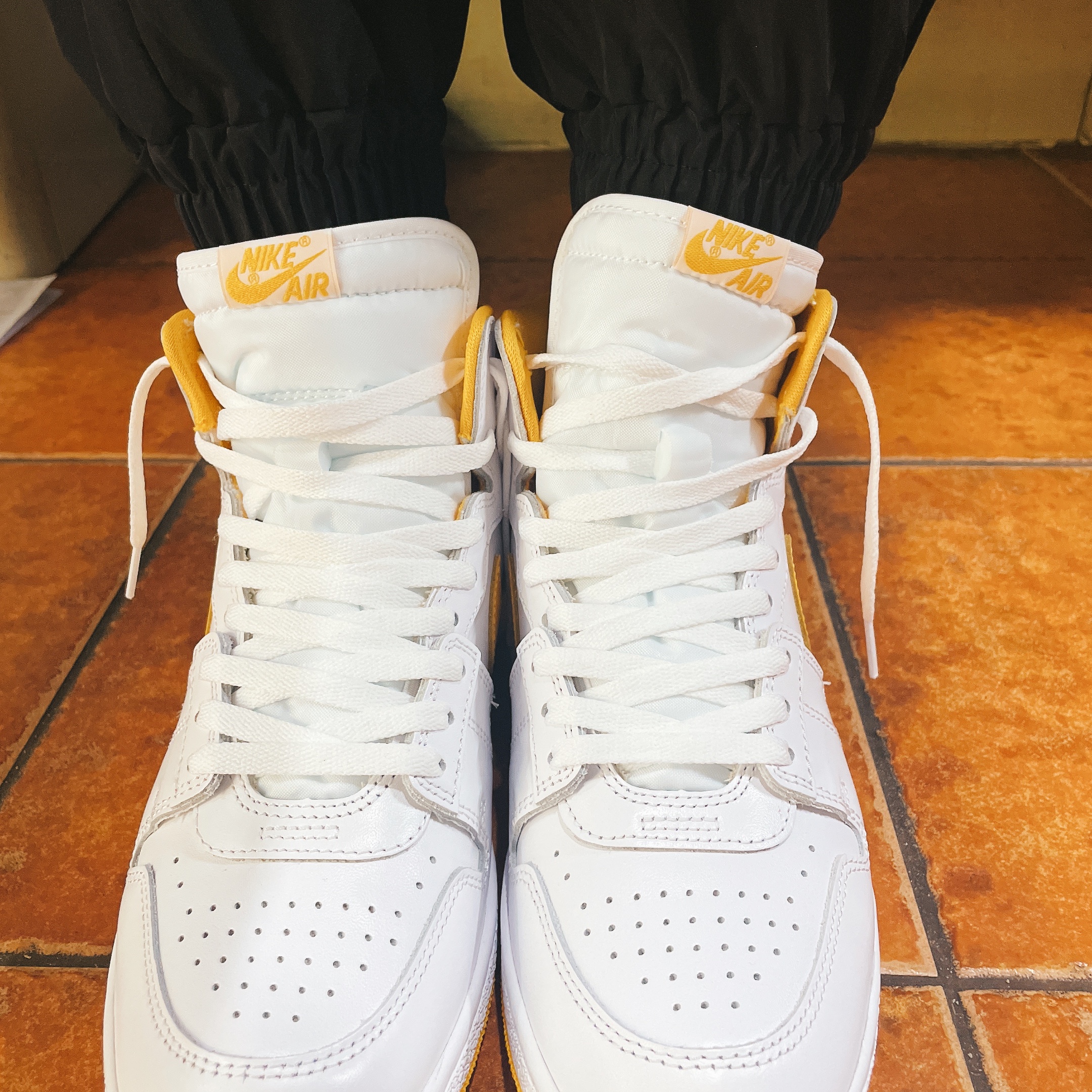 Jordan Air Ship SP White University Gold 착용 스타일 - 4