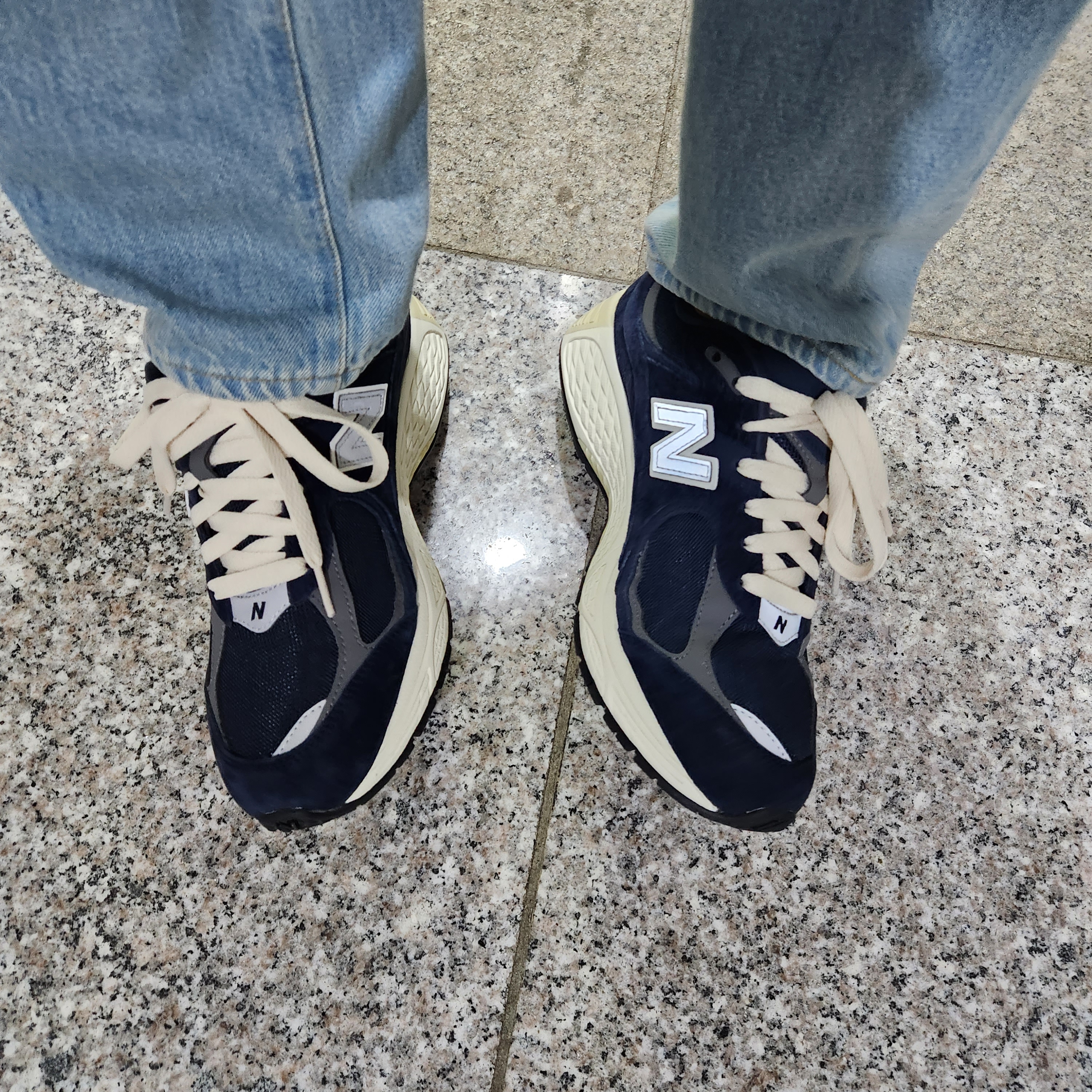 New Balance 2002R Eclipse Castlerock 착용 스타일