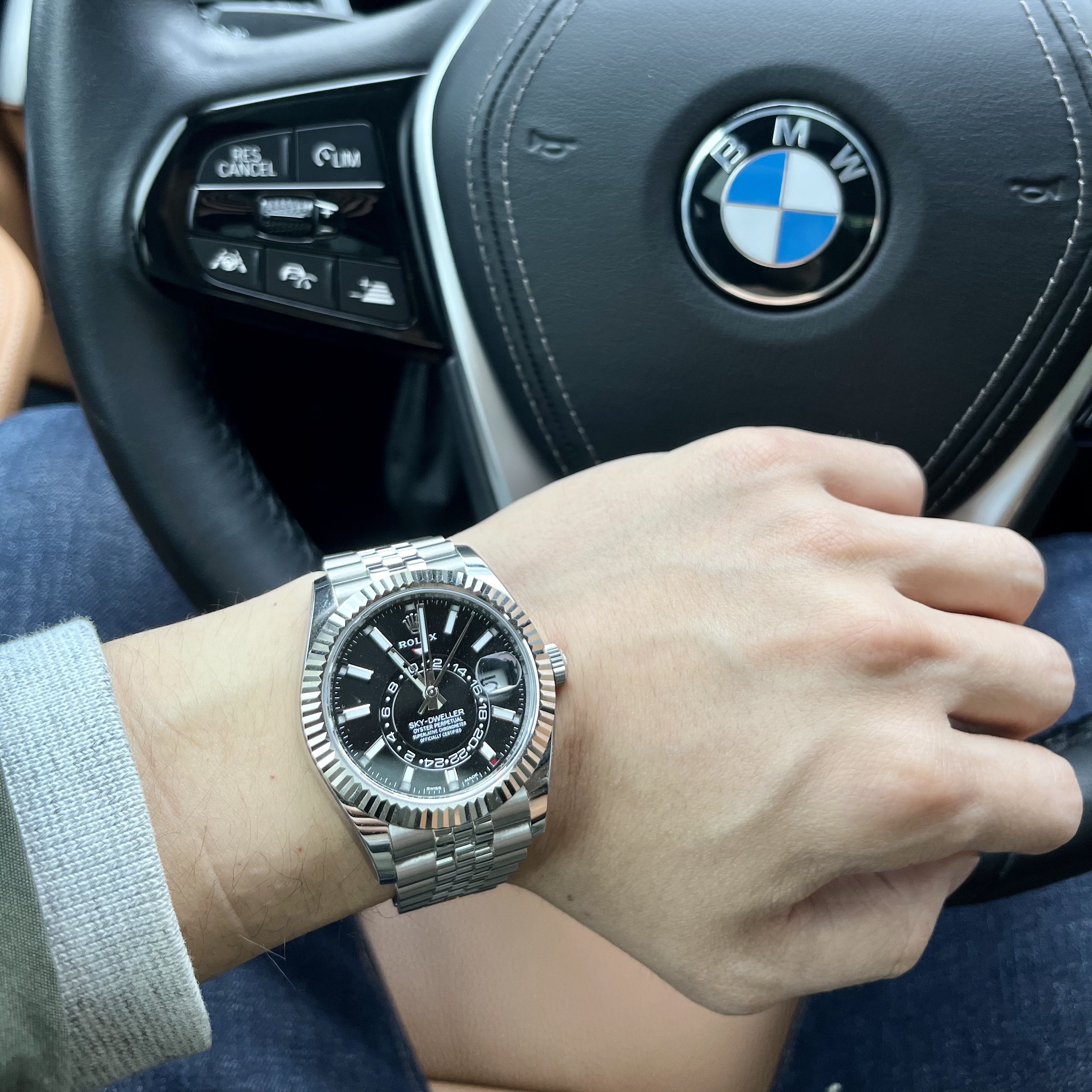 Rolex Sky-Dweller 42mm 326934 Bright Black Jubilee 착용 스타일