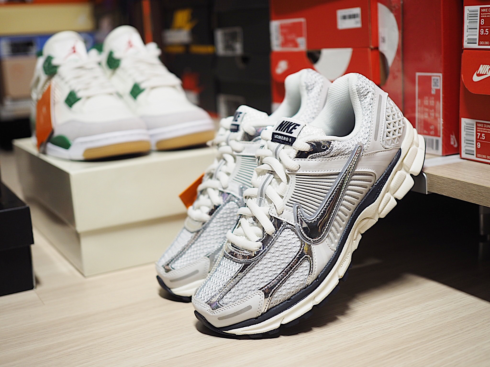 (W) Nike Zoom Vomero 5 Photon Dust and Metallic Silver 착용 스타일 - 3