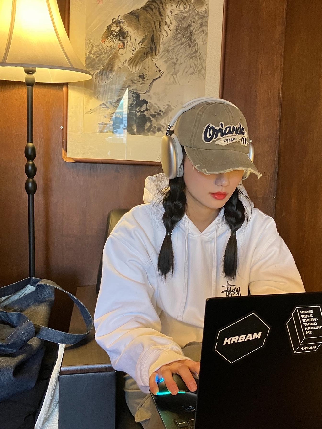 Stussy Basic Stussy Hoodie White 2022, A.P.C. Daniela Shopping Bag Indigo 착용 스타일 - 3