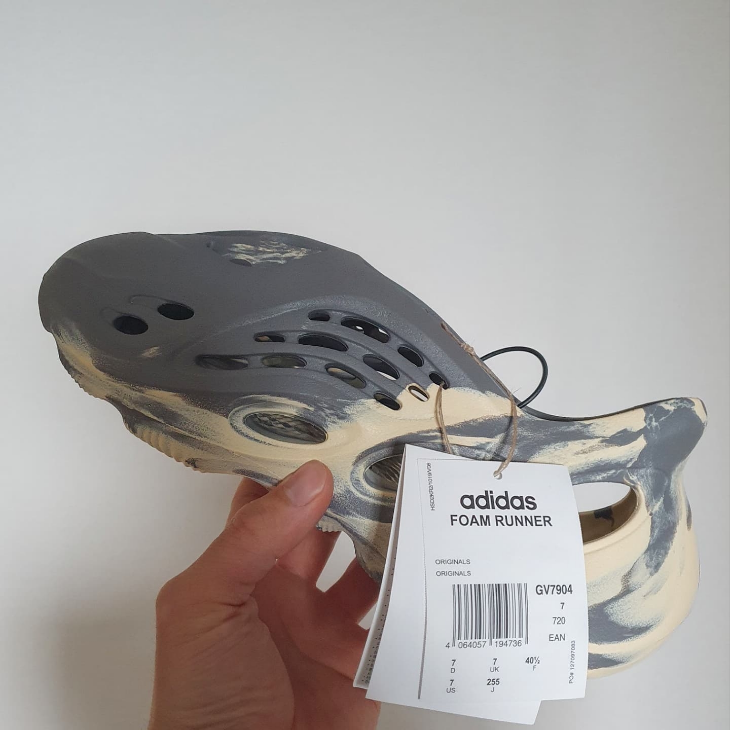 Adidas Yeezy Foam RNNR MXT Moon Gray 착용 스타일