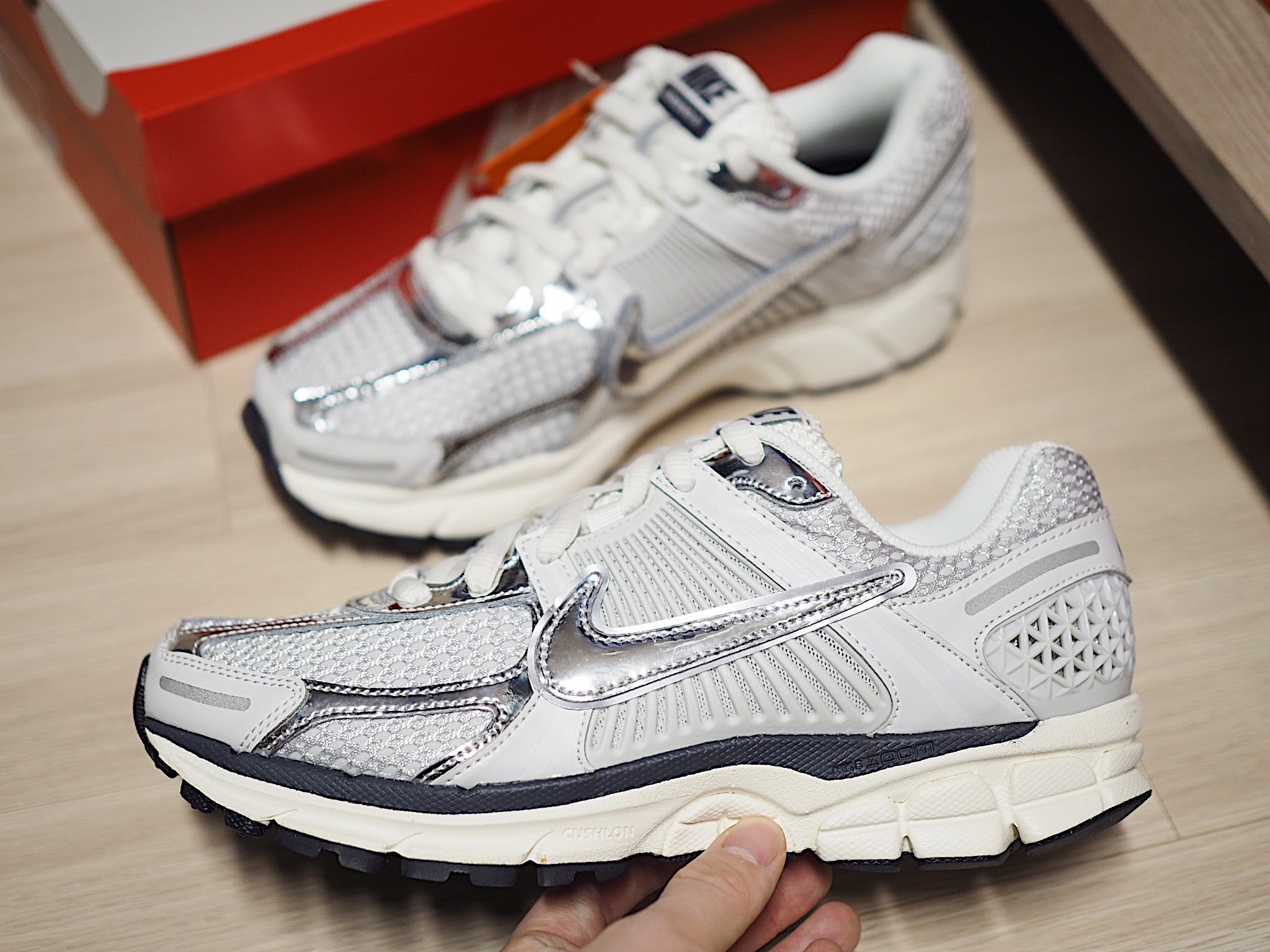 (W) Nike Zoom Vomero 5 Photon Dust and Metallic Silver 착용 스타일 - 2