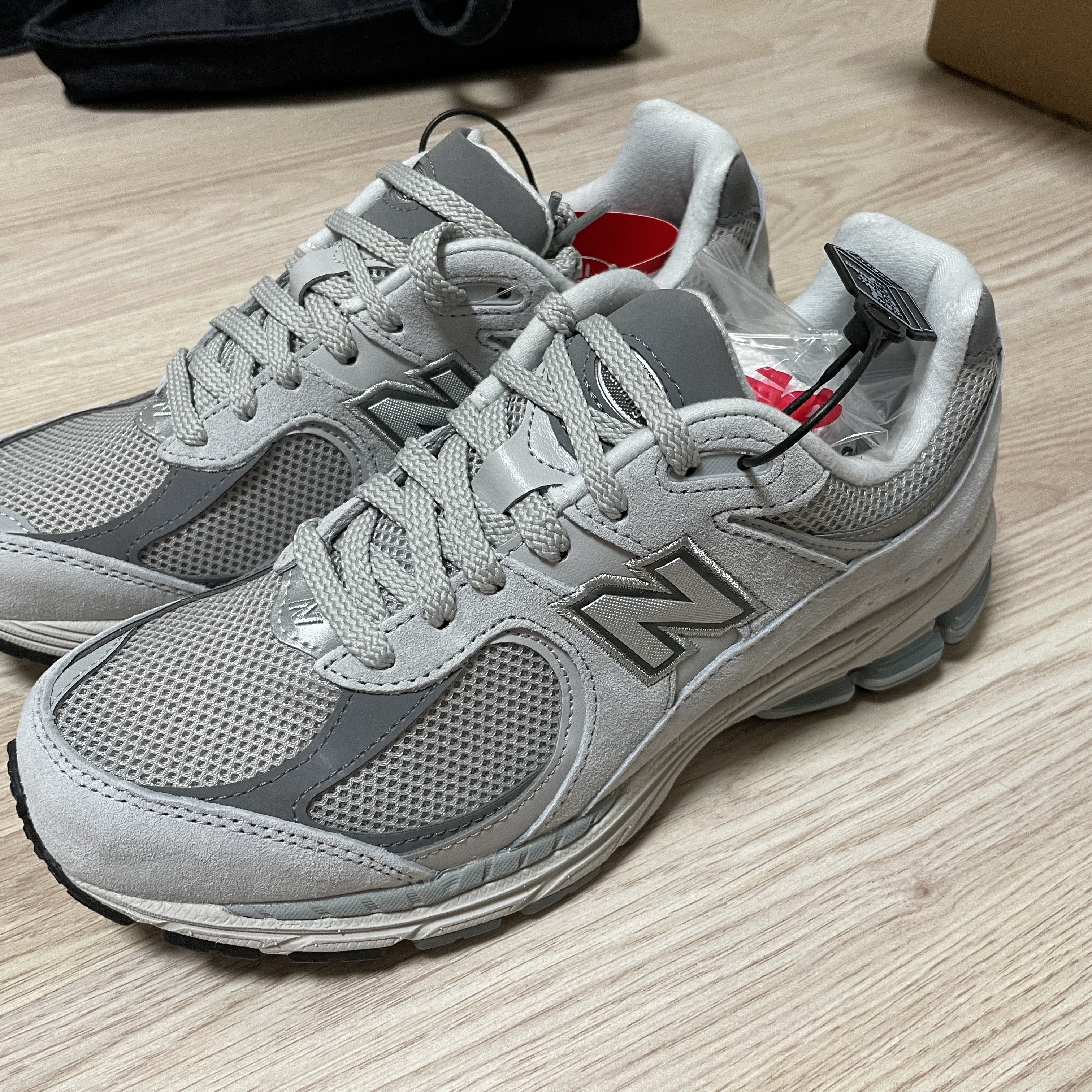 New Balance 2002R T2 Gray 착용 스타일