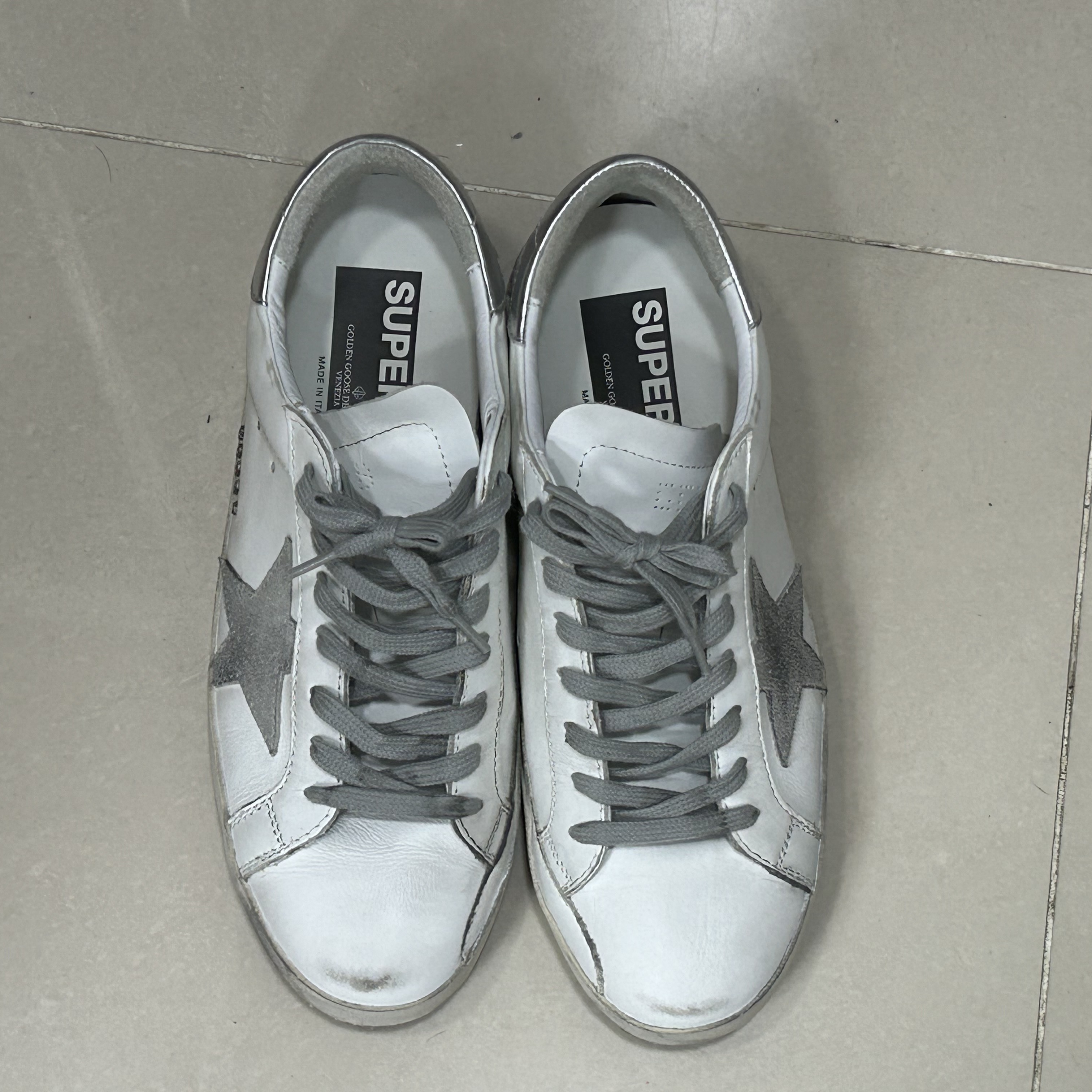 Golden Goose Superstar White Silver Heel Tab Sneakers 착용 스타일