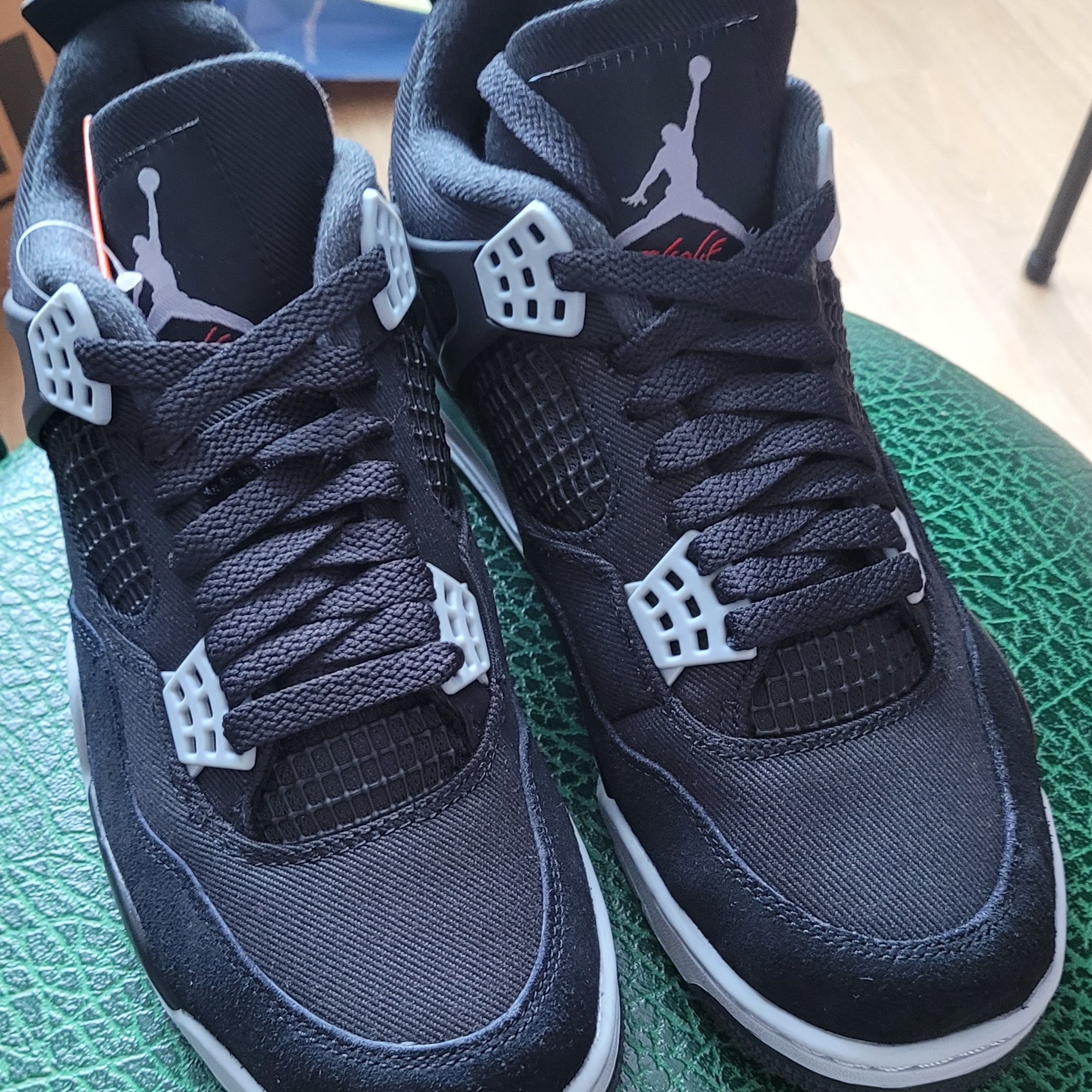 Jordan 4 Retro SE Black and Light Steel 착용 스타일