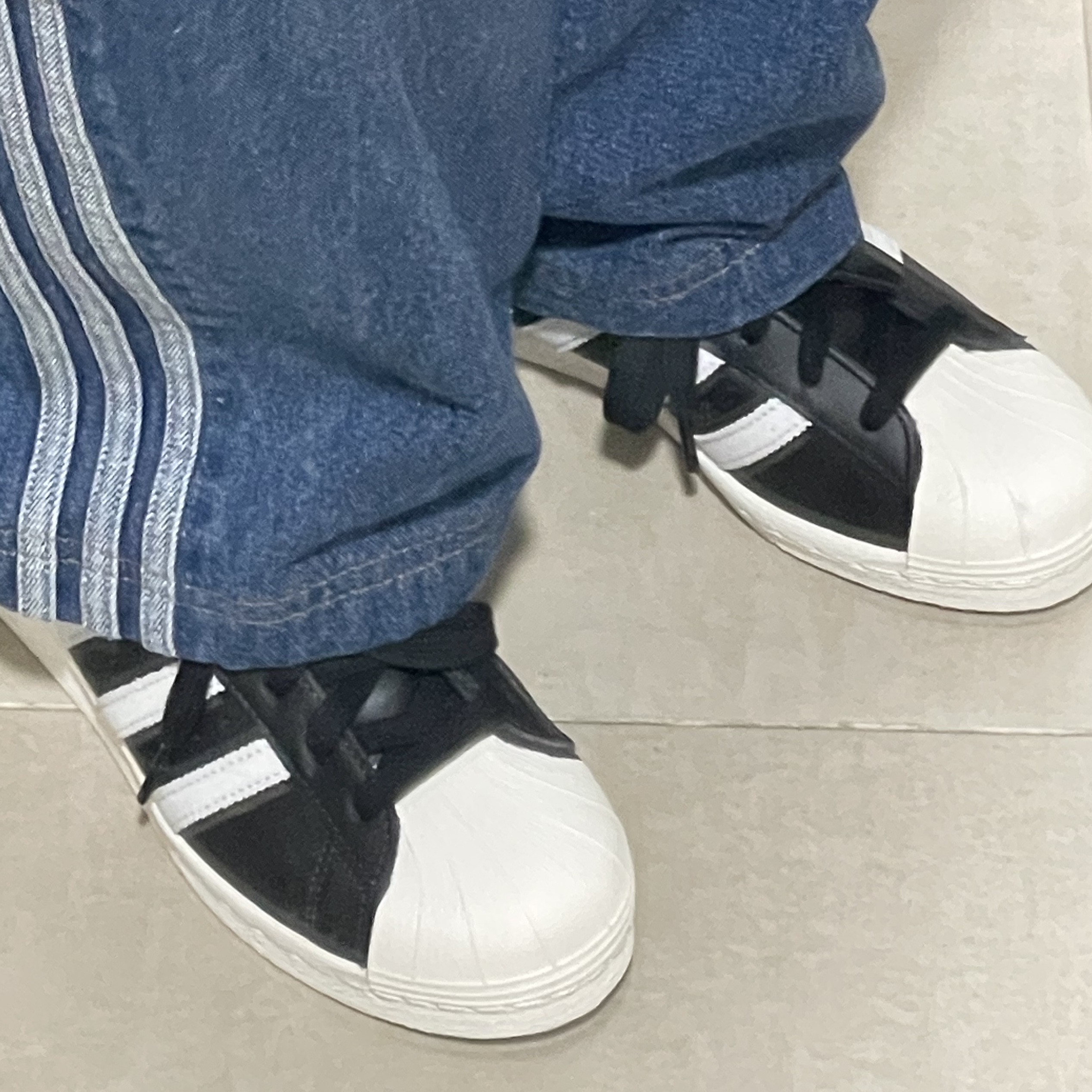 Adidas Superstar 82 FI Core Black 착용 스타일 - 2