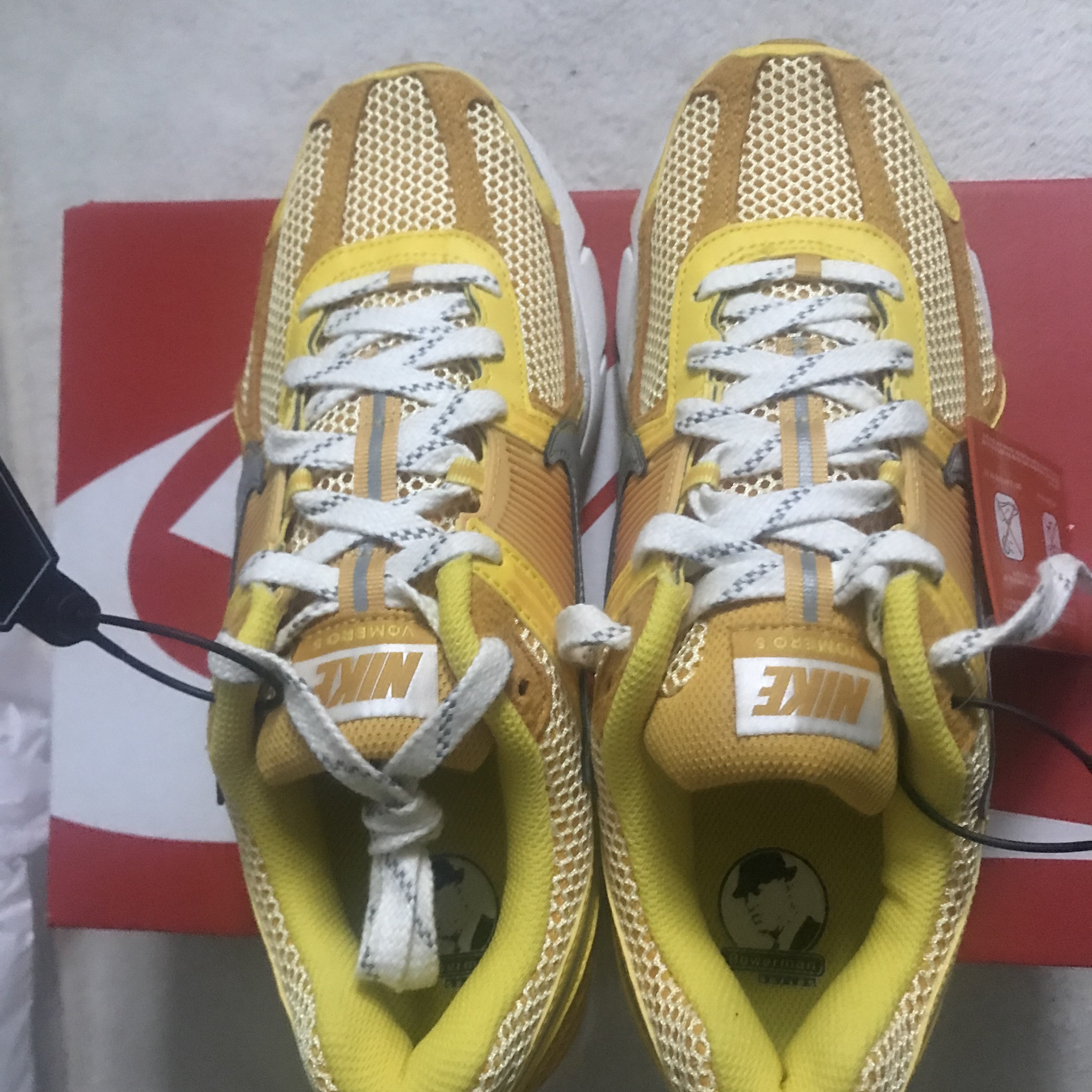 Nike Zoom Vomero 5 Yellow Ochre 착용 스타일 - 1