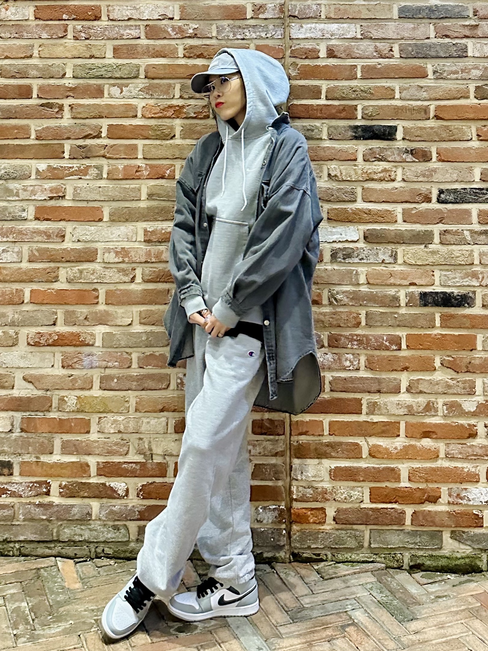 Nike NRG Solo Swoosh Fleece Hoodie Dark Grey Heather - Asia, Supreme Washed Chino Twill Camp Cap Grey - 22SS 착용 스타일 - 1