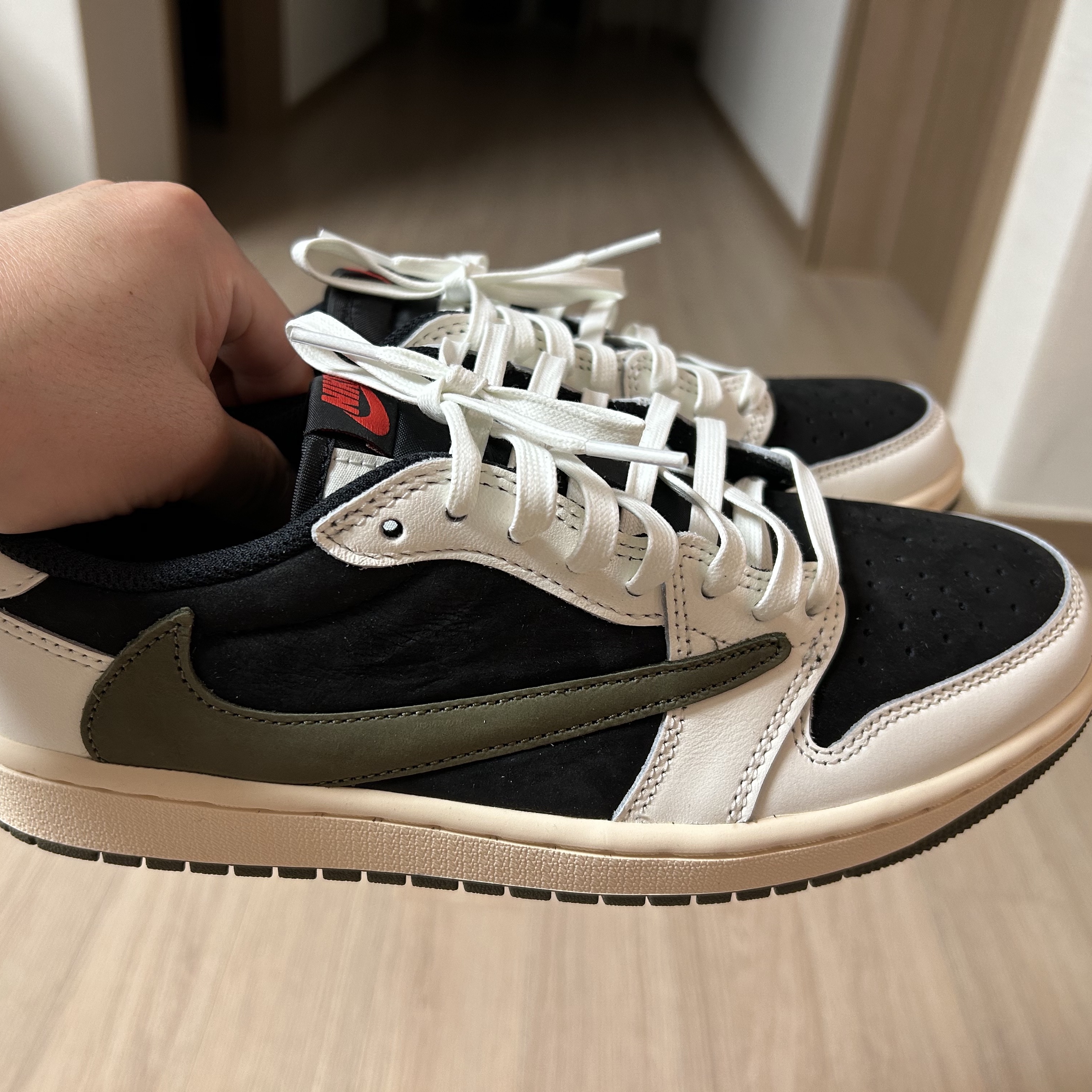 (W) Jordan 1 x Travis Scott Retro Low OG SP Medium Olive 착용 스타일 - 2