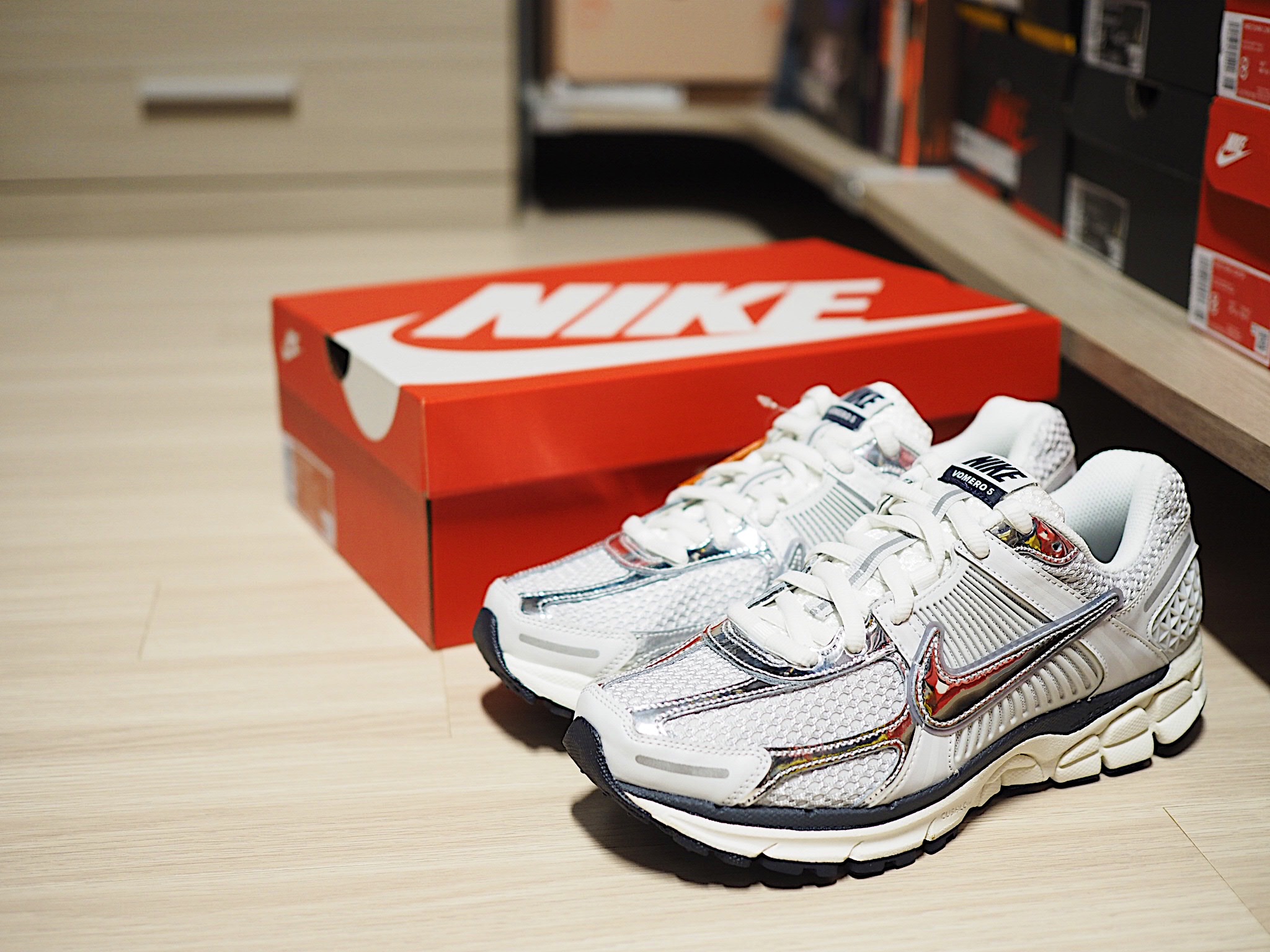 (W) Nike Zoom Vomero 5 Photon Dust and Metallic Silver 착용 스타일 - 1