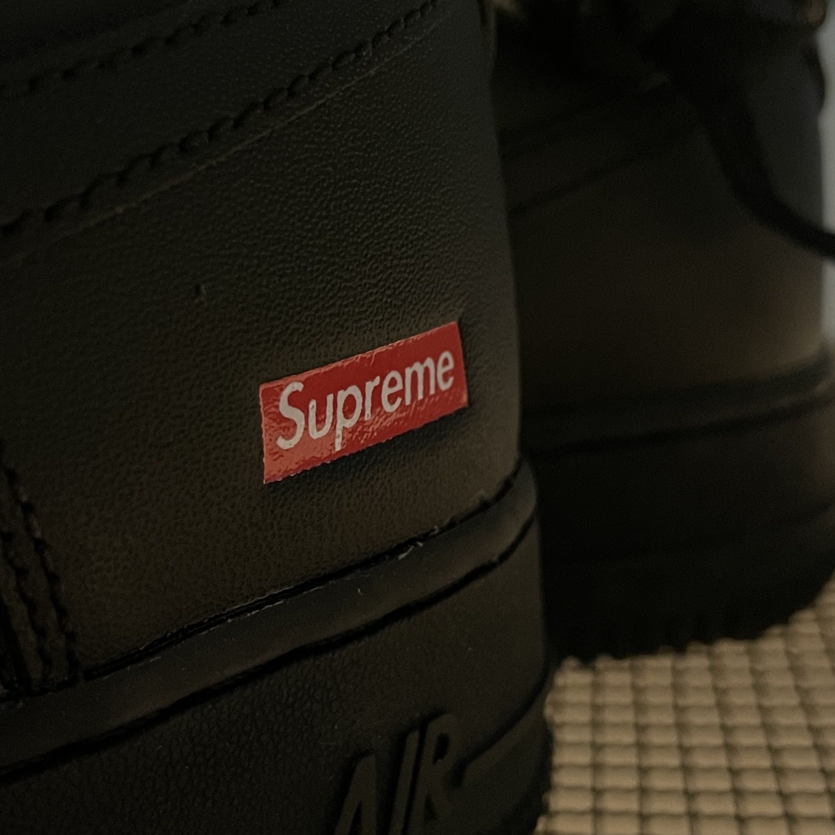 Nike x Supreme Air Force 1 Low Black 착용 스타일 - 2