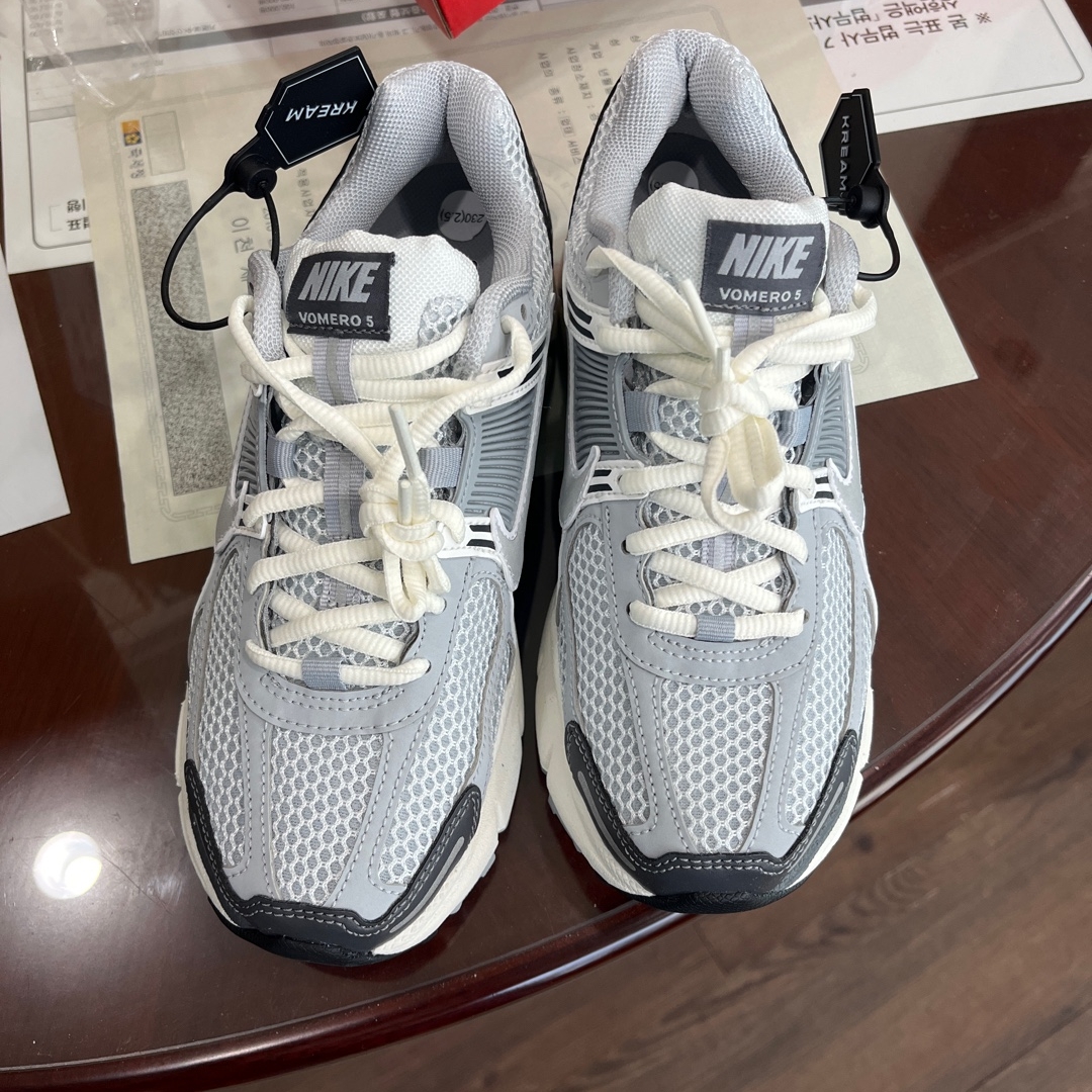 (W) Nike Zoom Vomero 5 Pure Platinum Metallic Silver 착용 스타일 - 1