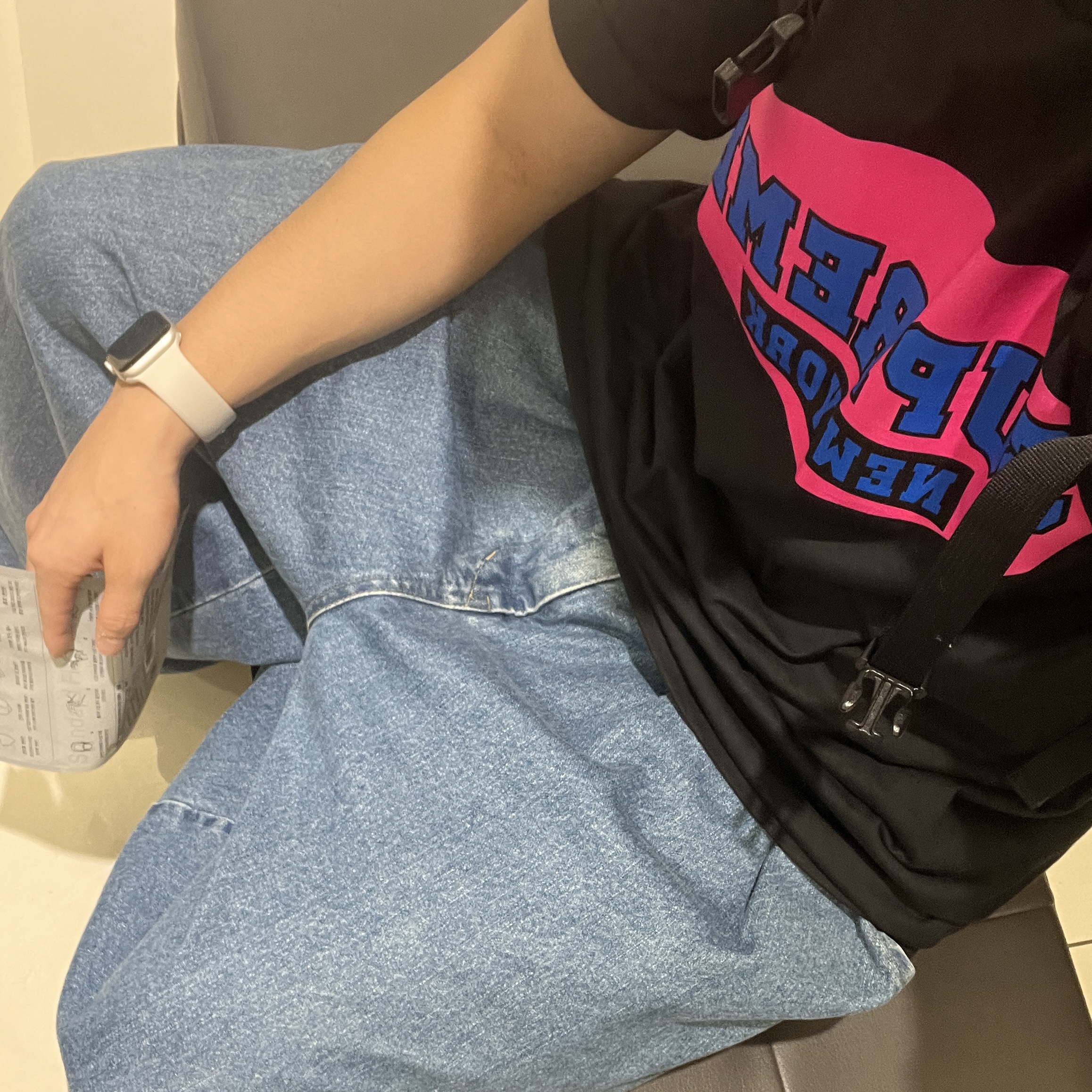 Supreme New York T-Shirt Black - 23SS 착용 스타일