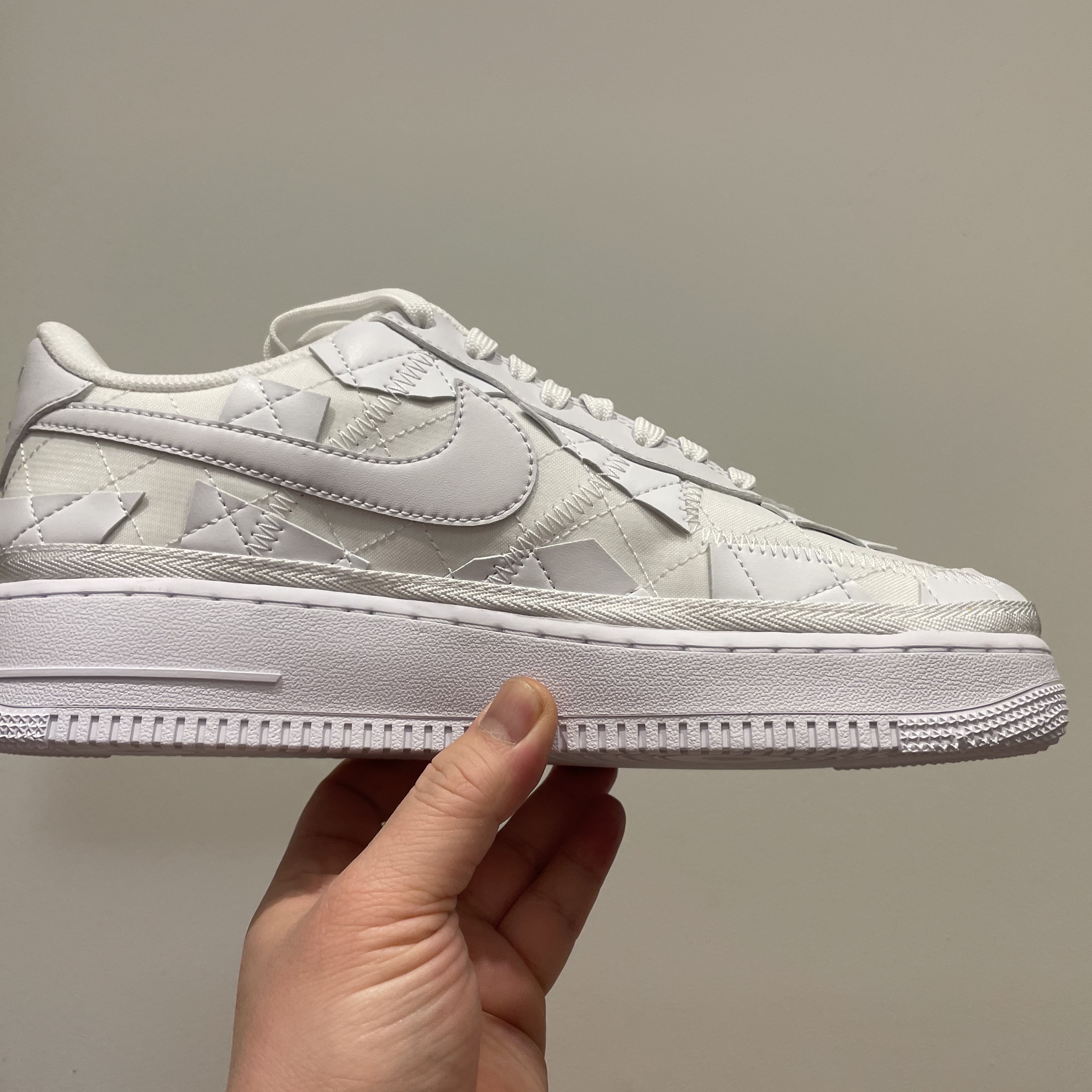 Nike x Billie Eilish Air Force 1 Low SP Triple White 착용 스타일 - 4