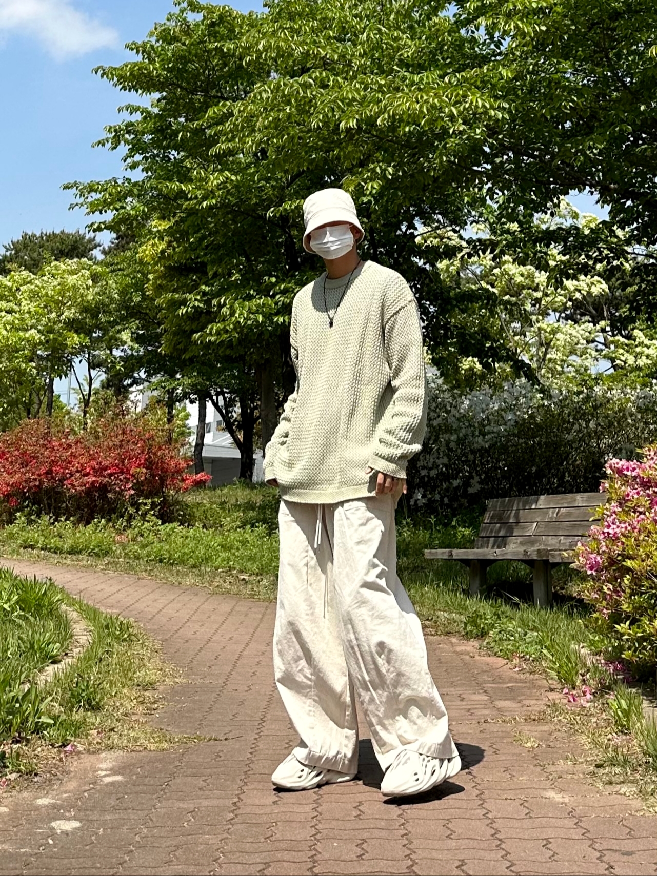 Adidas Yeezy Foam RNNR Sand 착용 스타일 - 2