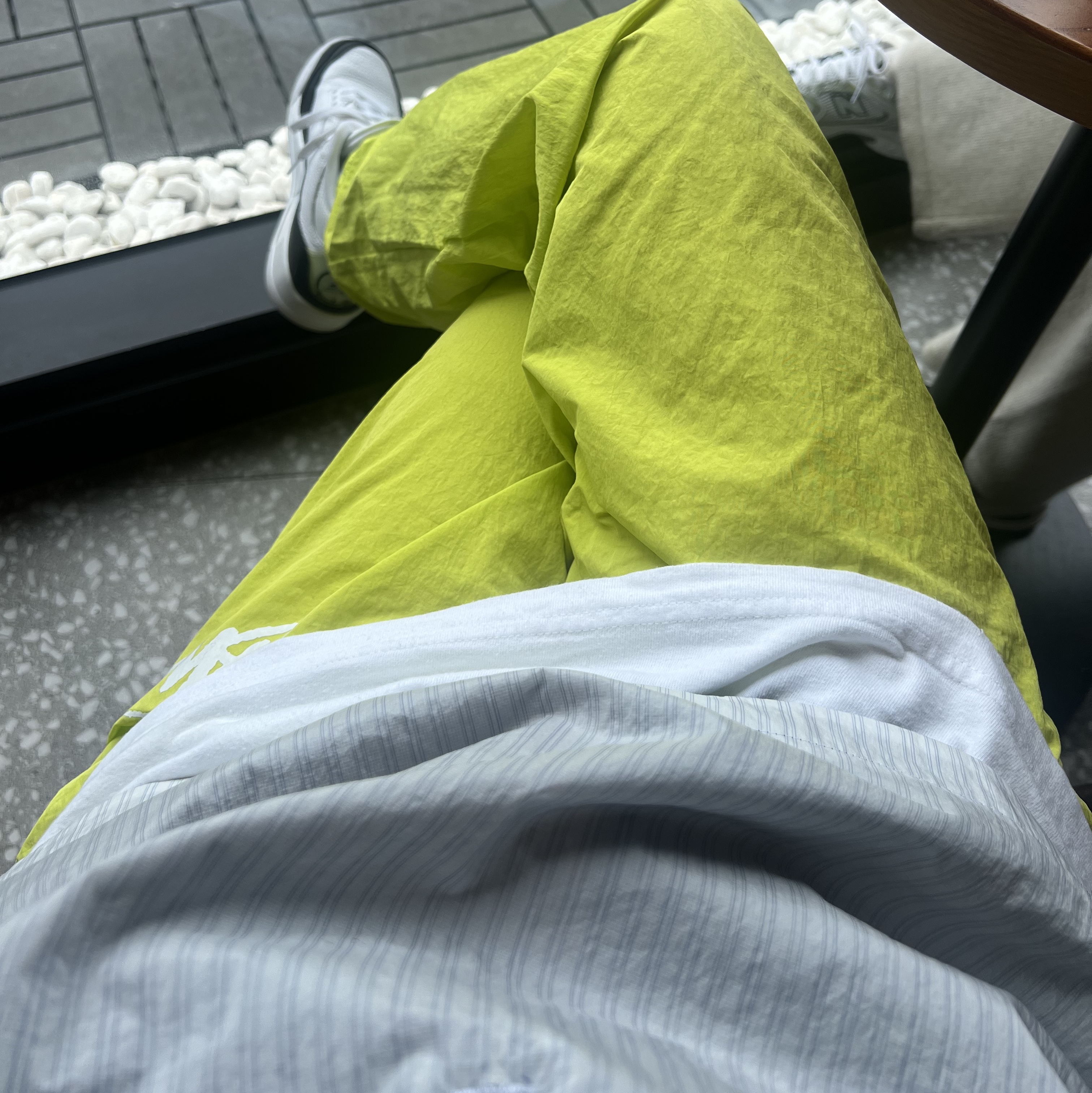Jordan 3 x Fragment Retro SP White Black, Nike x Stussy Beach Pants Bright Cactus 착용 스타일