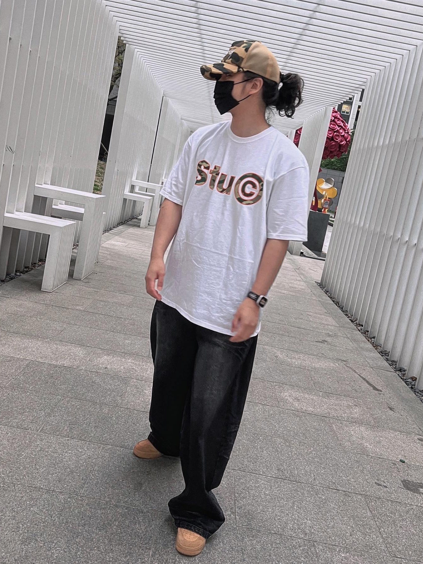 Stussy Stu C. Camo T-Shirt White, Stussy x BAPE Trucker Cap Yellow 착용 스타일 - 2