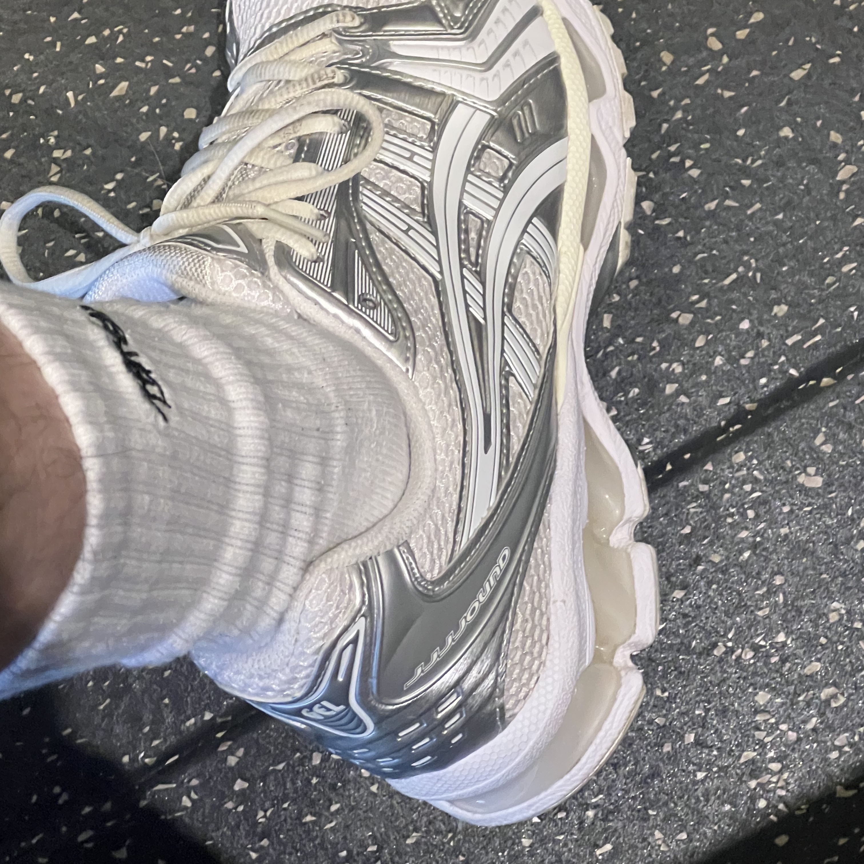 Asics x JJJJound Gel-Kayano 14 Silver White, Stussy Small Stock Crew Socks White (3 Pack) 착용 스타일 - 1