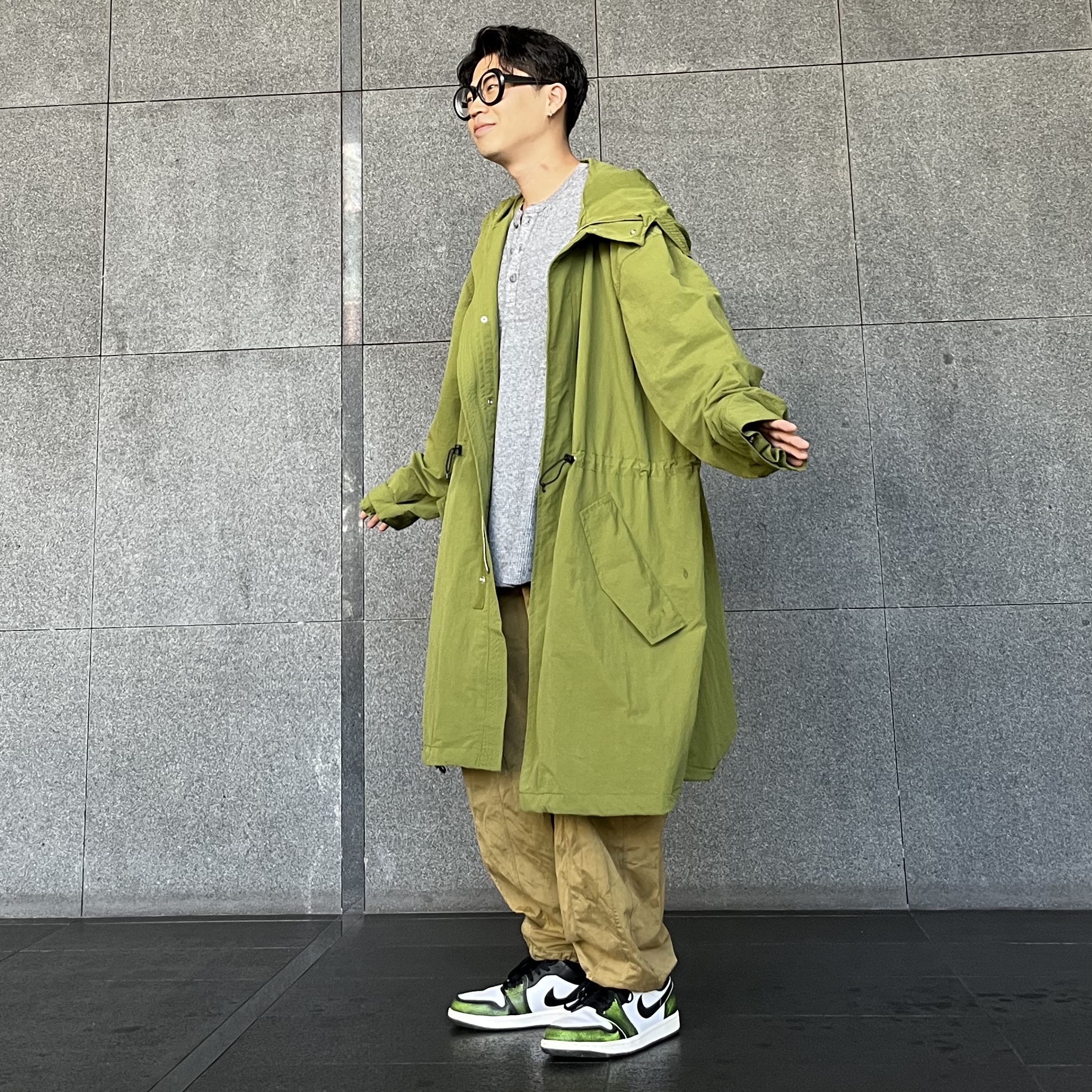 Jordan 1 Low SE Black Electric Green 착용 스타일