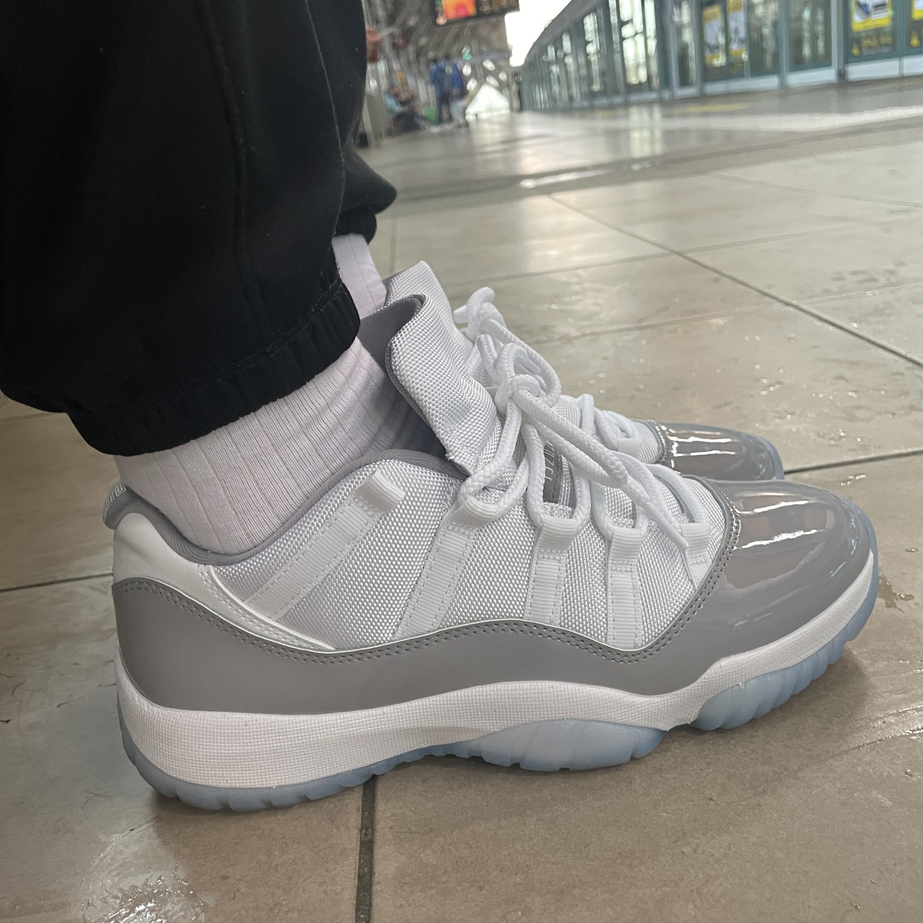 Jordan 11 Retro Low Cement Grey 착용 스타일 - 1