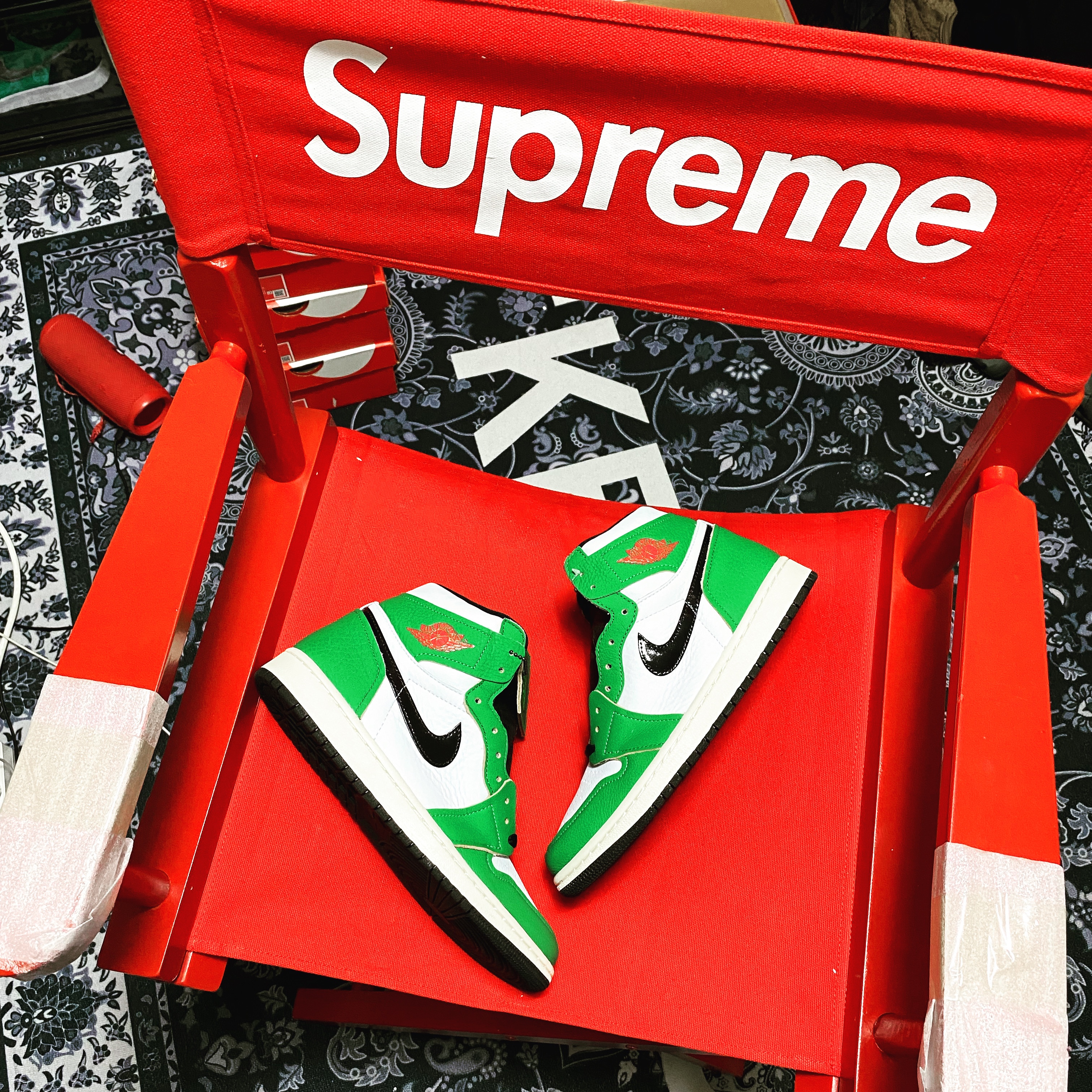 (W) Jordan 1 Retro High OG Lucky Green, Supreme Director’s Chair Red - 19SS 착용 스타일