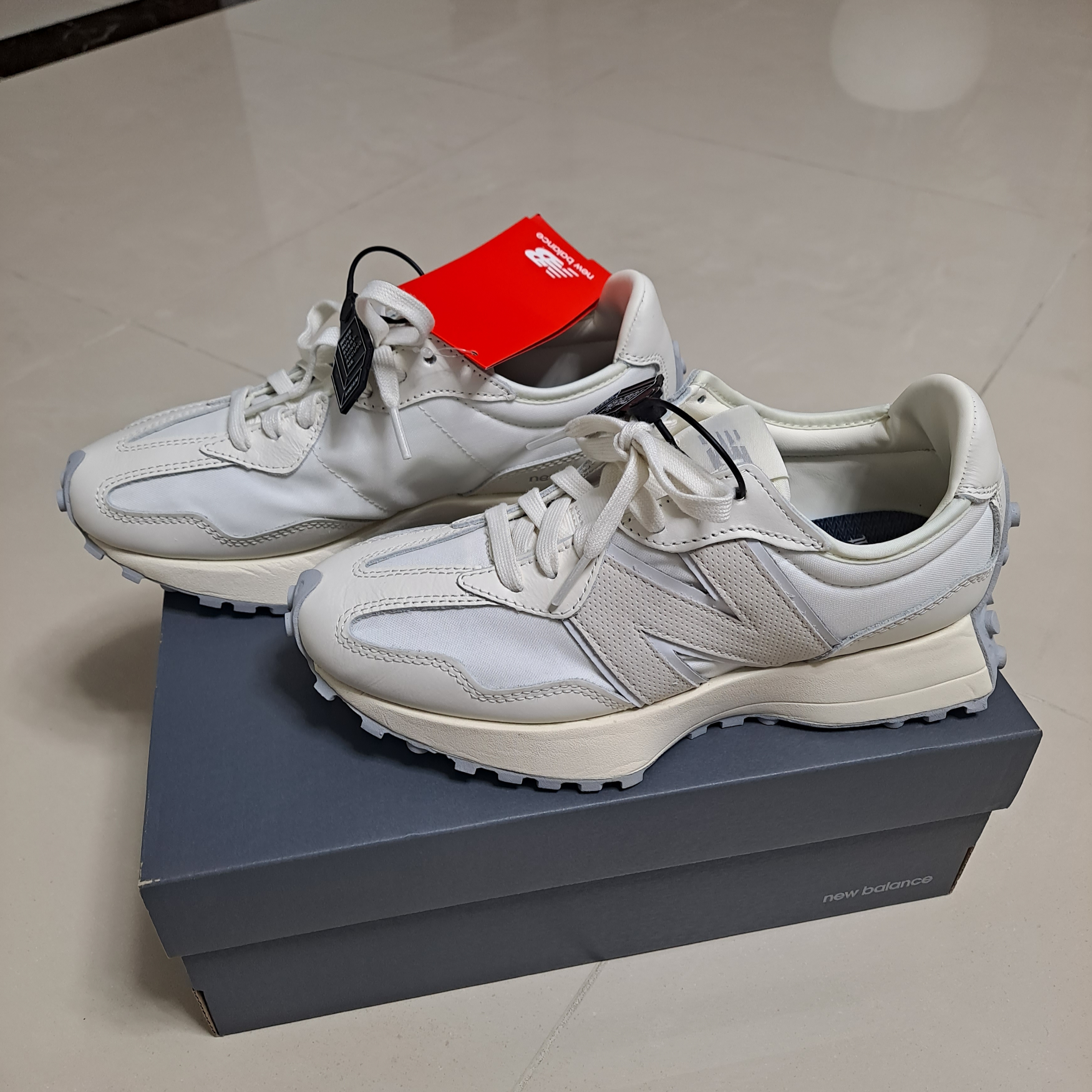 New Balance 327 Shifted White Pack 착용 스타일 - 2
