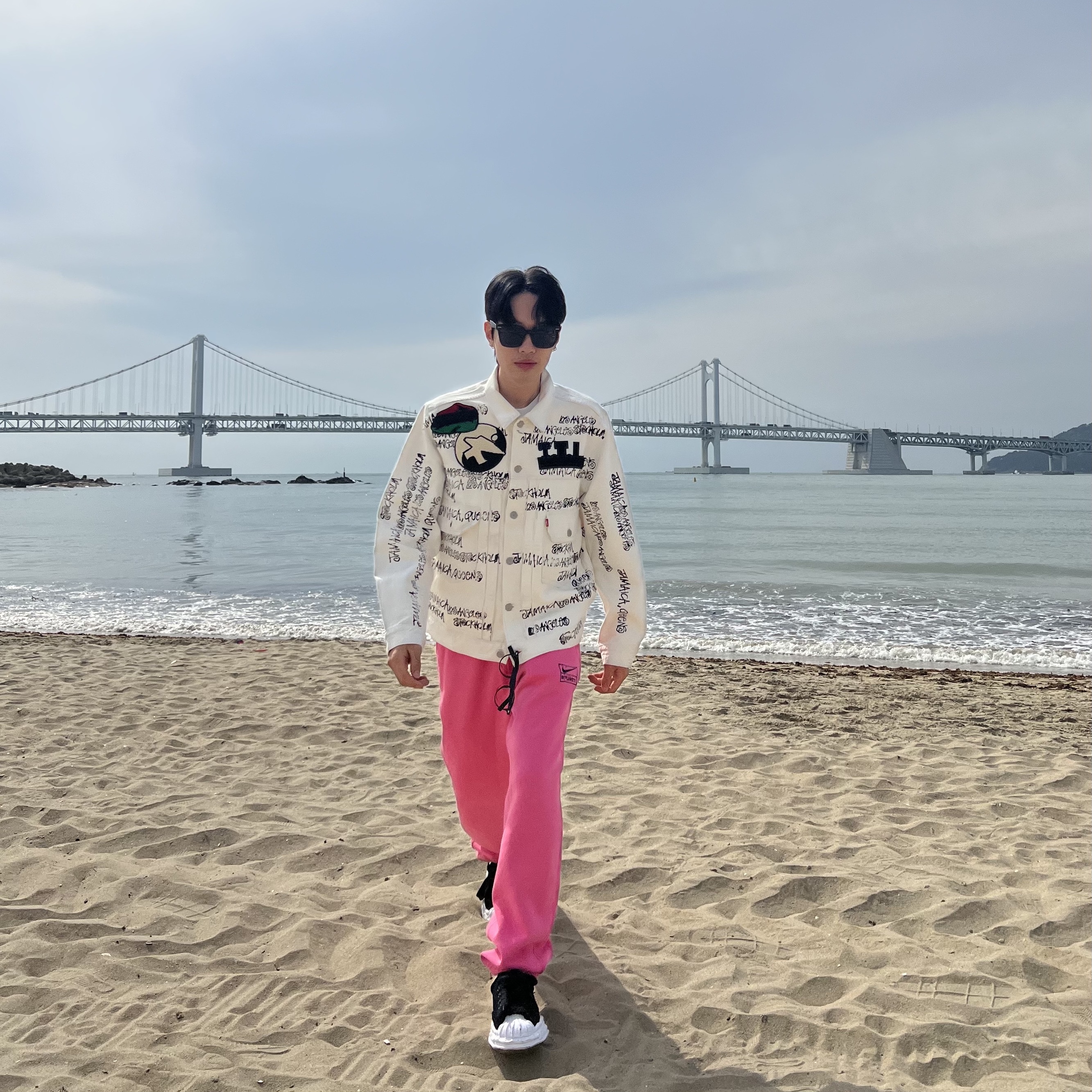스투시 x 아워레가시 x 데님 티어스 TTL 데님 자켓 화이트, 나이키 x 스투시 NRG 워시드 플리스 팬츠 로터스 핑크 (DO5296-670) 착용 스타일