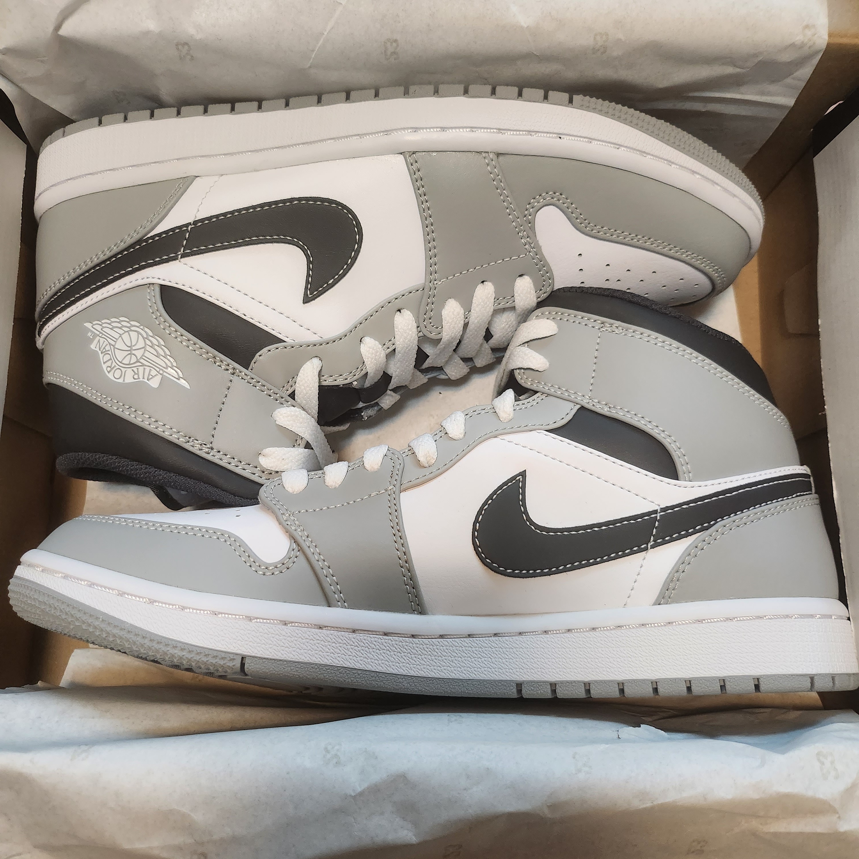 Jordan 1 Mid Light Smoke Grey Anthracite 착용 스타일 - 1