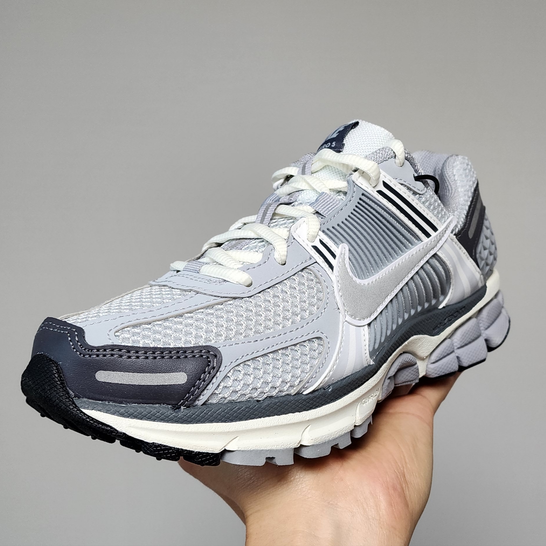 (W) Nike Zoom Vomero 5 Pure Platinum Metallic Silver 착용 스타일