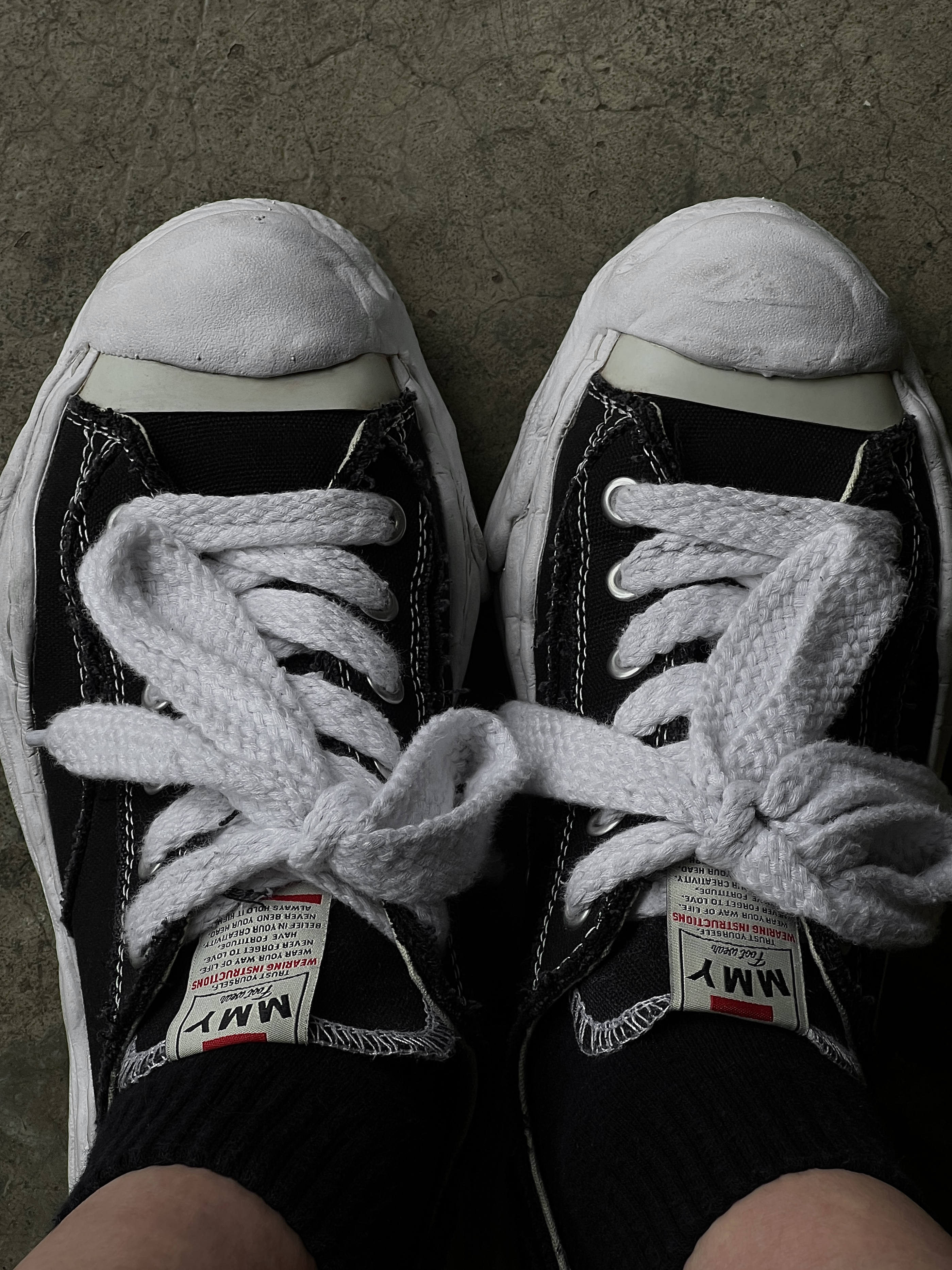 Maison Mihara Yasuhiro Hank OG Sole Canvas Low-top Sneakers Black 착용 스타일 - 3