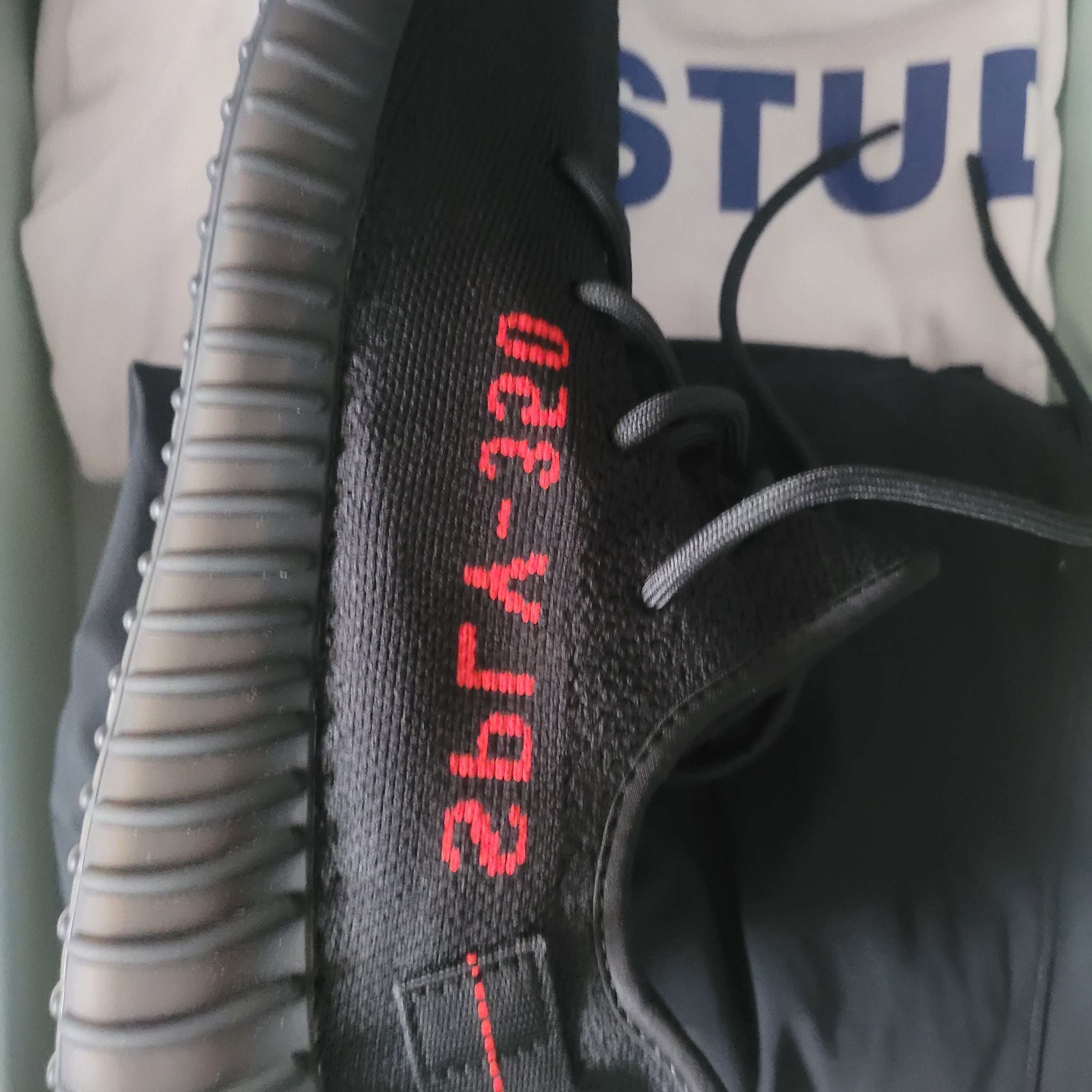 Adidas Yeezy Boost 350 V2 Black Red 2020 착용 스타일