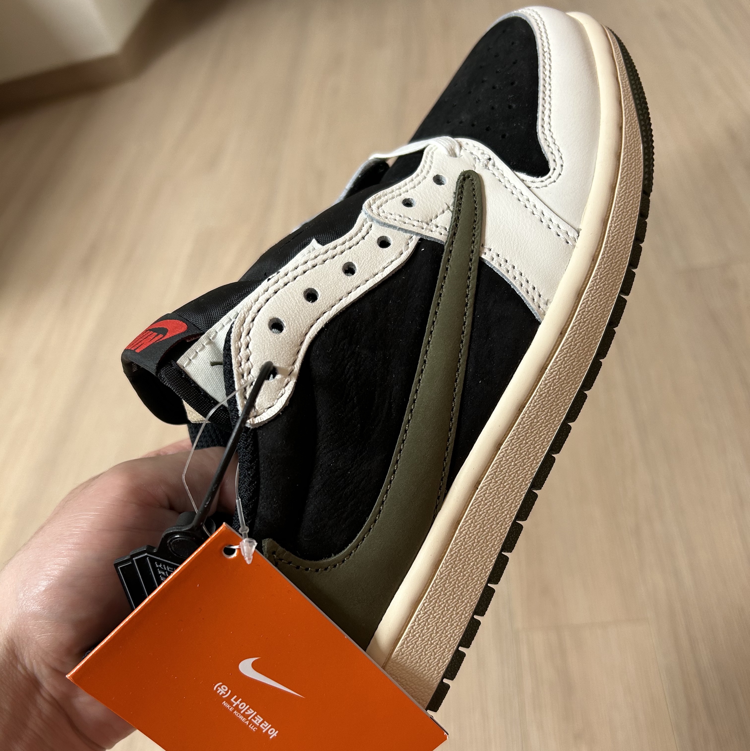 (W) Jordan 1 x Travis Scott Retro Low OG SP Medium Olive 착용 스타일 - 3