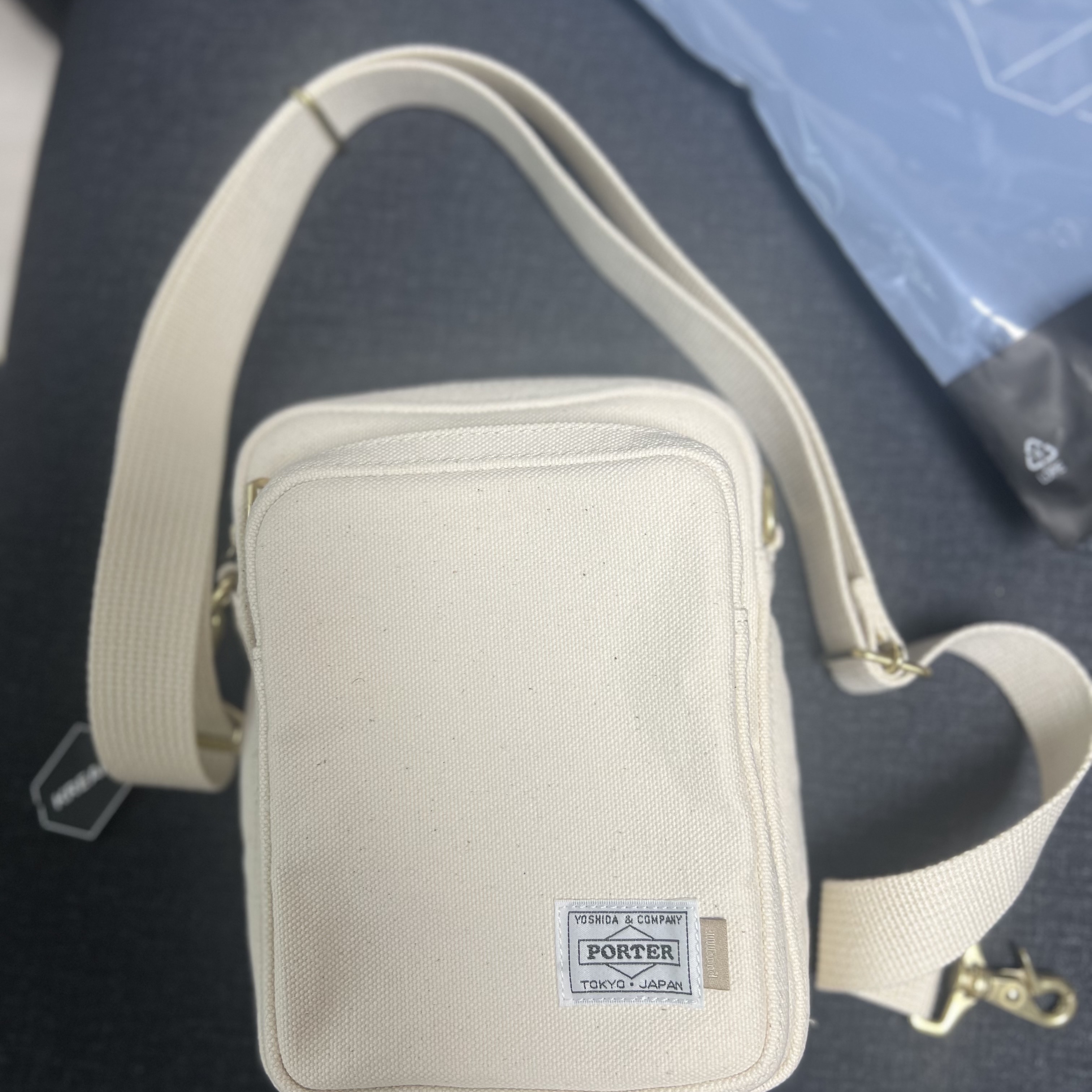 Porter x JJJJound Passport Bag S Off White 착용 스타일 - 1
