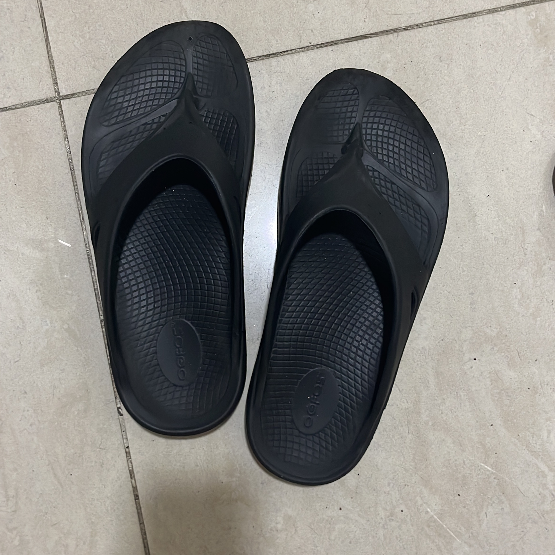 Oofos OOriginal Black 착용 스타일
