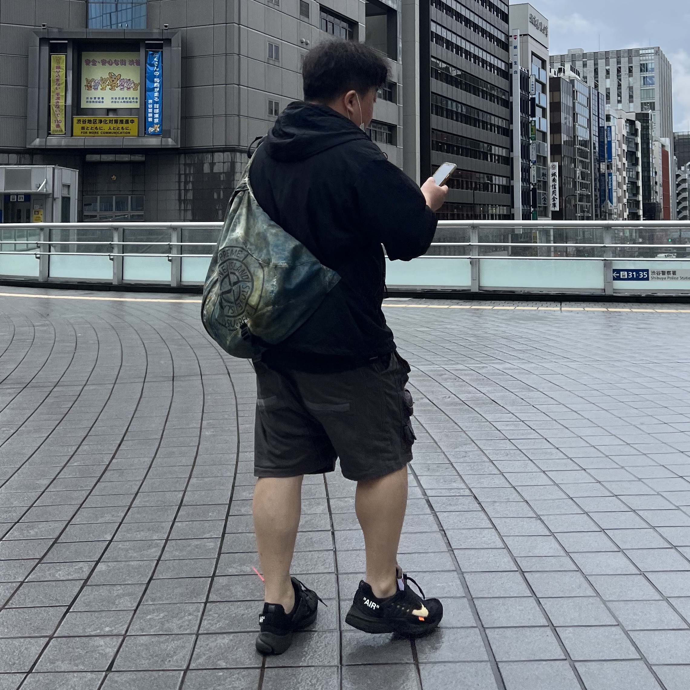 Supreme x Stone Island Painted Camo Nylon Shoulder Bag Dark Teal - 20FW, Nike x Off-White Air Presto Black 착용 스타일