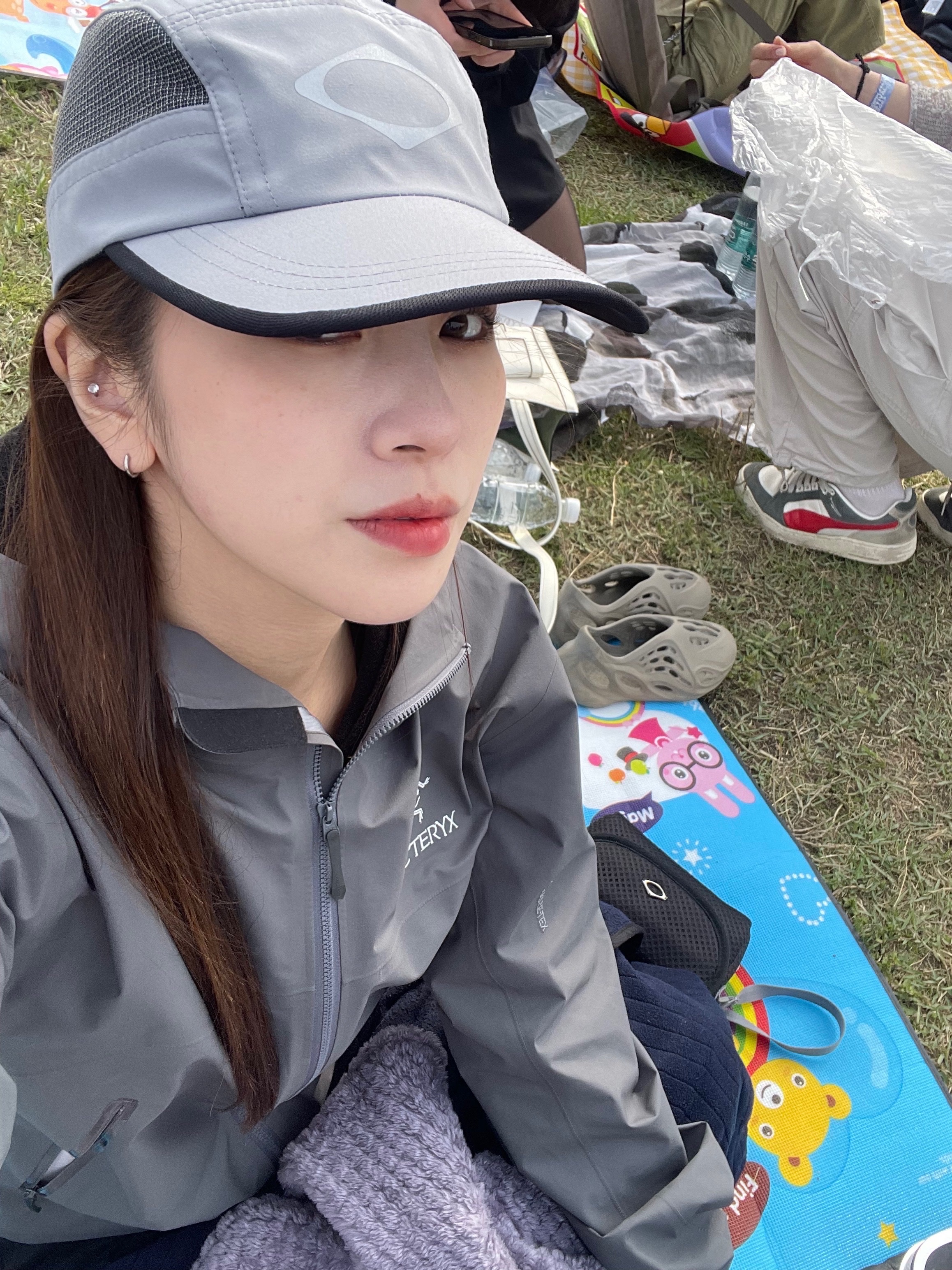 (W) Mischief Rhombus Running Cap Khaki Grey, Adidas Yeezy Foam RNNR Stone Sage 착용 스타일