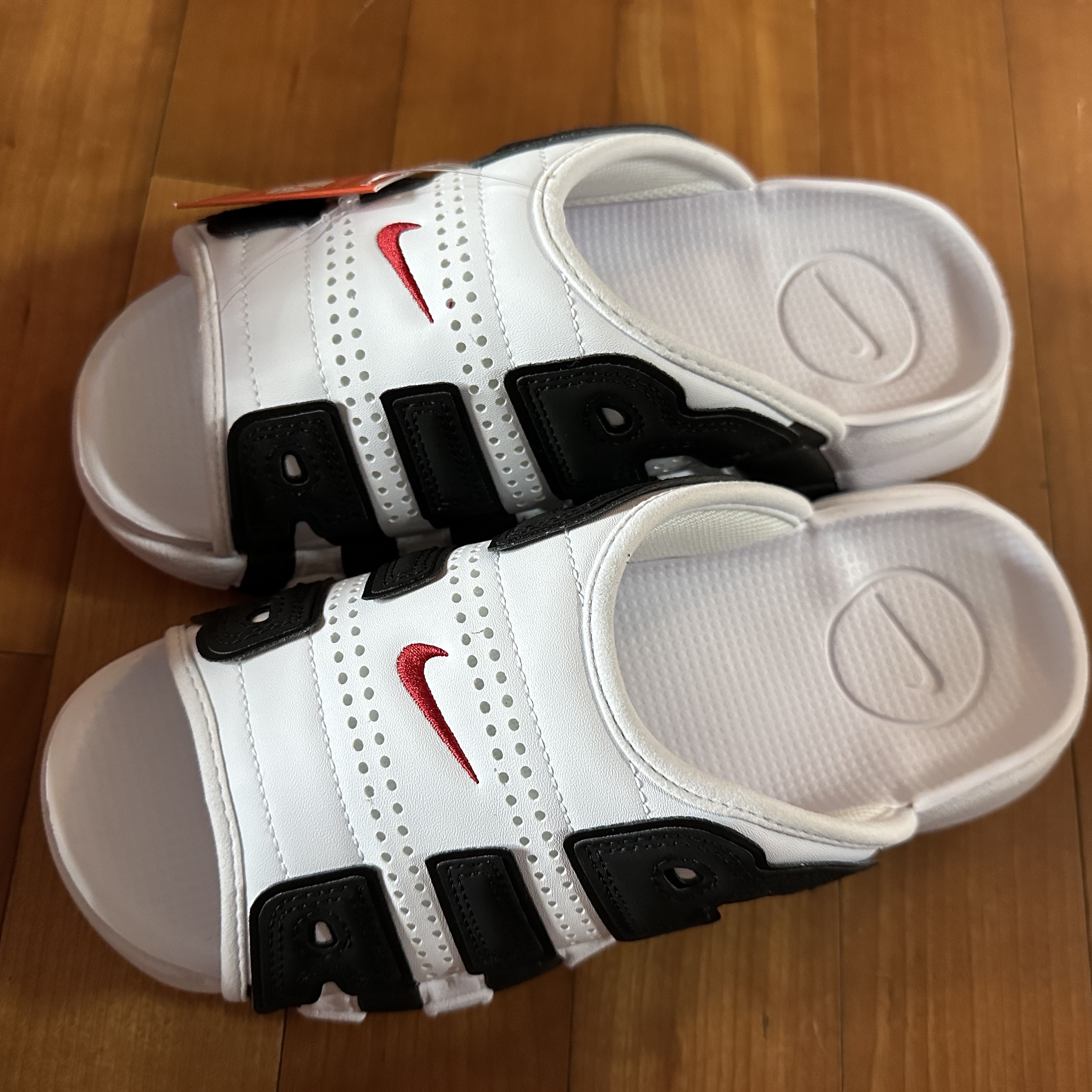 Nike Air More Uptempo Slide White Black 착용 스타일 - 3