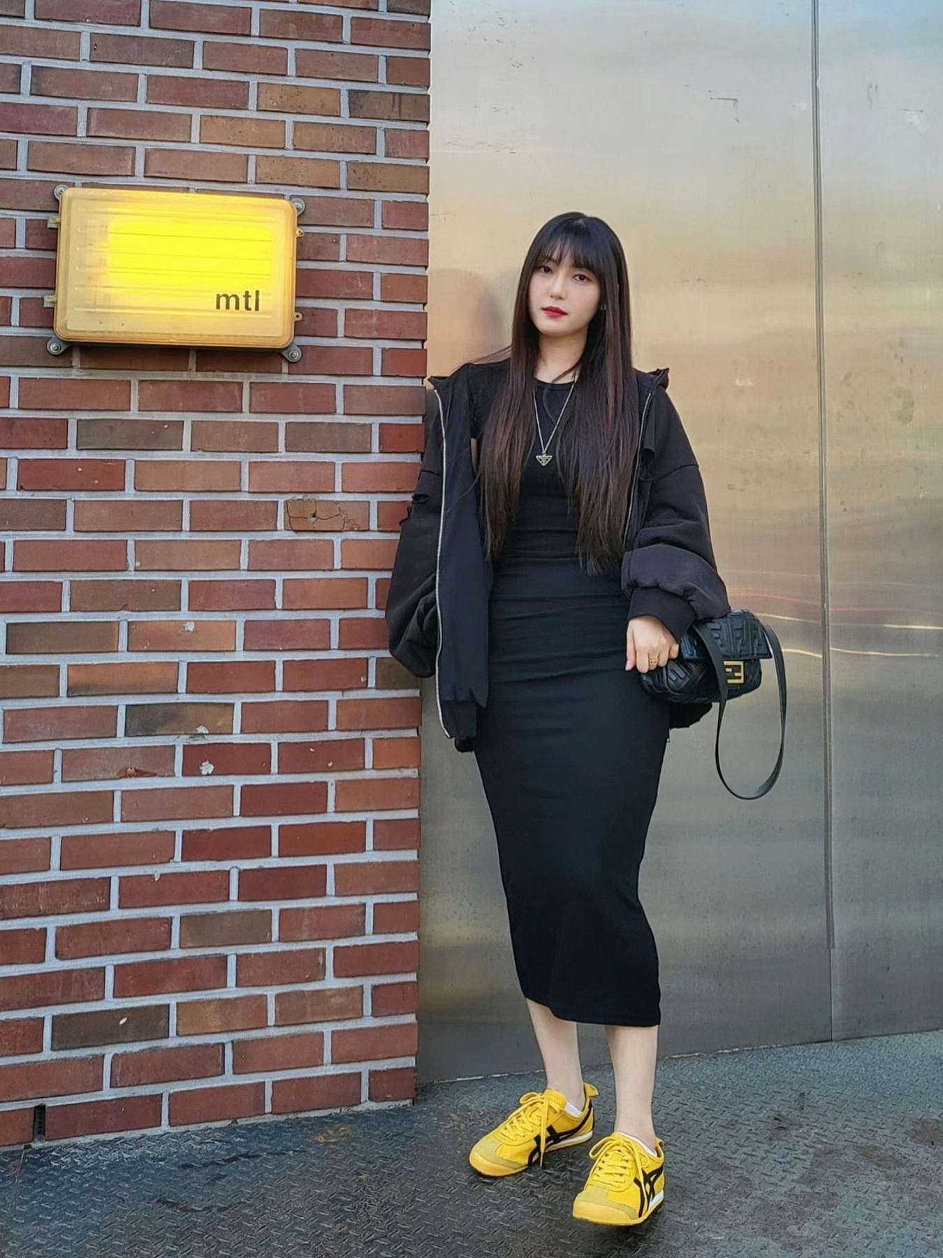오니츠카 타이거 멕시코 66 옐로우 블랙, 프로젝트 G/R 디스트레스 레이어 집 후드 페이디드 블랙 착용 스타일 - 1
