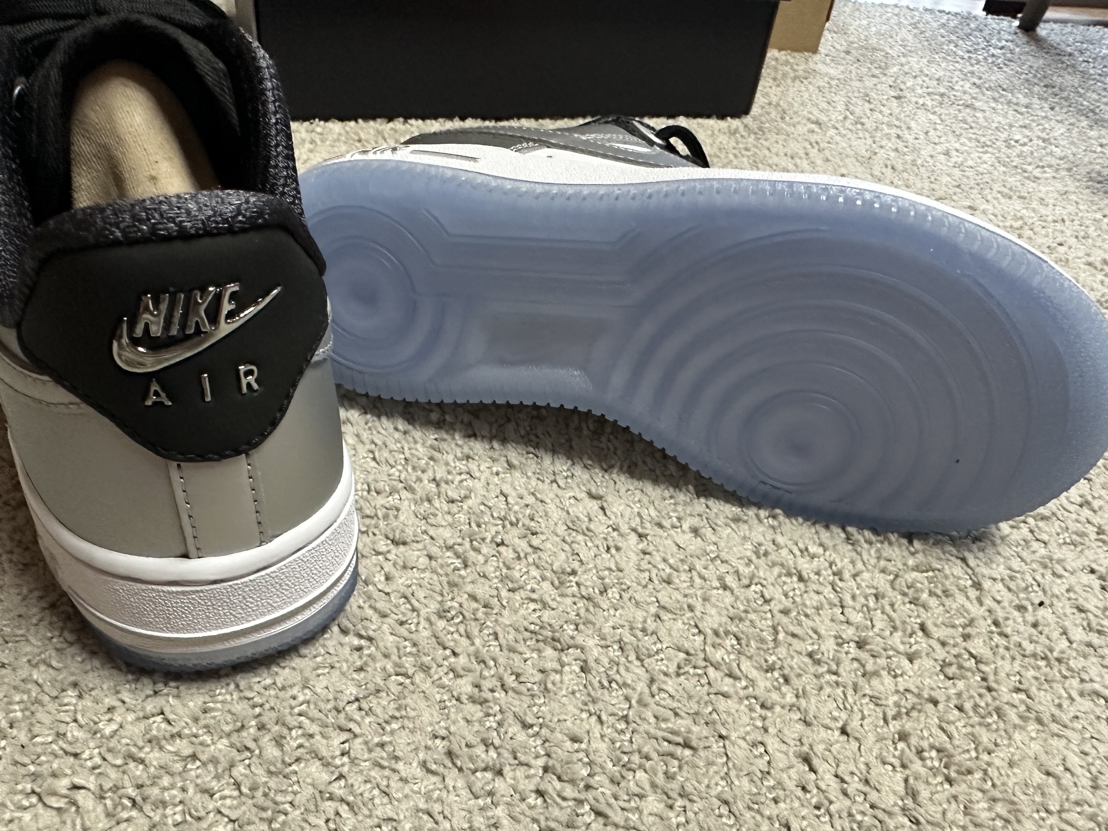 (W) Nike Air Force 1 '07 SE Metallic Silver 착용 스타일 - 4